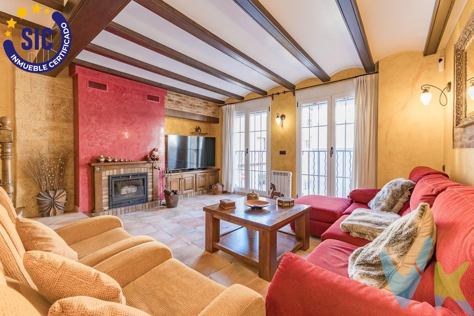 ¡Descubre esta encantadora casa independiente  en el corazón de Alaquàs! Construida en 2003, esta preciosa vivienda combina un estilo rústico muy cuidado con toques modernos, creando un ambiente cálido y acogedor que te enamorará desde el primer momento. Distribuida en varias plantas, la planta baja te da la bienvenida con un espacioso recibidor, además de un práctico garaje para dos coches con puerta motorizada. Aquí también encontrarás armarios empotrados, un aseo y una moderna cocina equipada con armariada, una barbacoa y una barra móvil con ruedas para que puedas disfrutar de comidas al aire libre o reuniones con amigos en total comodidad. En la primera planta, te sorprenderá su luminosa y amplia cocina de roble, con un hermoso tragaluz de cristal y vigas de madera que aportan ese toque rústico tan especial. El salón, también muy amplio, cuenta con una acogedora chimenea y vigas decorativas de madera, ideales para crear momentos cálidos en familia. Además, dispone de un baño completo para mayor comodidad. La segunda planta alberga tres habitaciones con armarios empotrados y tarima en el suelo, siendo la habitación principal aún más especial con un amplio balcón y vistas que invitan a relajarse. . En la tercera planta, la buhardilla diáfana ofrece múltiples opciones: un espacio acondicionado como lavadero, con barbacoa y dos terrazas. Una de ellas, de unos 20 metros, en estilo chill out, con toldo para disfrutar del buen tiempo y momentos de relax al aire libre. La vivienda cuenta con persianas motorizadas, aire acondicionado y radiadores de calor azul, garantizando confort en cualquier estación del año. ¡Una oportunidad única de vivir en una casa con carácter, cuidada al detalle y lista para que la hagas tu hogar! . ¿Quieres visitarla? ¡Contáctanos y te la enseñamos!. Agencia Registrada con el numero 0935 en el Registro Obligatorio de Agentes  Inmobiliarios de la Comunitat Valenciana. La oferta esta sujeta a cambios de precio o retirada del mercado sin previo aviso. Este anuncio en su conjunto, incluyendo texto, fotos, imágenes o cualquier otro contenido del mismo, no es vinculante dado que la información es ofrecida por terceros  y puede contener errores.  Los datos e información contenida en este anuncio son meramente informativos, por lo que no tienen carácter contractual, reservándose la Inmobiliaria de poder modificarlos en cualquier momento. El precio NO INCLUYE  los honorarios de la Inmobiliaria, los  impuestos (IVA, ITP), Notaria, Registro y Gestoría.