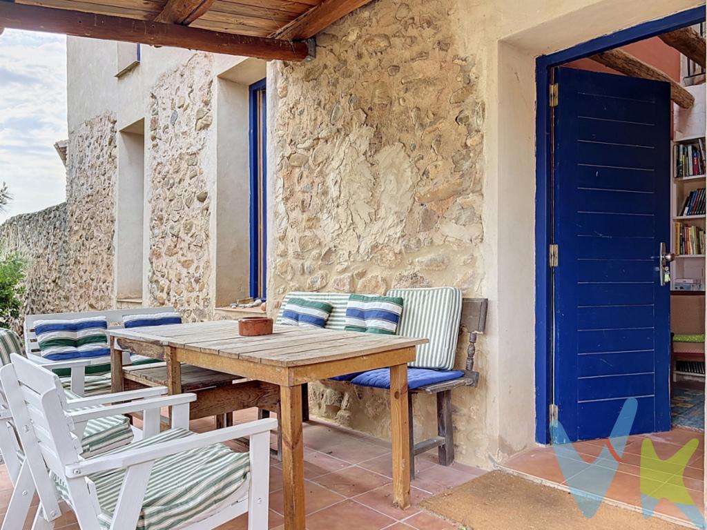 Vivienda con demasiada personalidad y gusto en La Rioja. Descubre el hogar de tus sueños en un entorno incomparable. Presentamos una majestuosa casa independiente situada en el encantador municipio de Valverde-Cervera del Río Alhama (La Rioja), donde la tranquilidad se une con la comodidad. Esta impresionante propiedad se encuentra a la venta y está diseñada para ofrecer un espacio de vida excepcional. La vivienda cuenta con 5 amplias habitaciones que garantizan el confort y la privacidad que su familia merece. Con 380 metros cuadrados útiles, cada rincón está pensado para disfrutar del máximo bienestar. Además, el espacio construido asciende a 448 metros cuadrados, lo que brinda múltiples posibilidades para personalizar a tu gusto. El garaje incluido en la propiedad aporta un extra de comodidad, asegurando que su vehículo esté siempre protegido. Este elemento se complementa con una finca cerrada, ofreciendo la privacidad que todos deseamos y manteniendo un ambiente seguro para los habitantes. Rodeada por una hermosa zona ajardinada, esta casa permite disfrutar de la naturaleza sin salir del hogar. Imagine las tardes de primavera en su propio jardín privado, el escenario perfecto para organizar reuniones al aire libre o simplemente para relajarse y disfrutar de la calma. El diseño arquitectónico de la casa destaca por su amplitud e iluminación natural, creando un ambiente acogedor y moderno. Desde el primer vistazo, la elegancia y el estilo impregnan cada detalle de esta residencia de ensueño. Gracias a su ubicación en Valverde-Cervera del Río Alhama (La Rioja), esta majestuosa casa ofrece no solo un refugio dentro de su propio entorno, sino también la conveniencia de estar cerca de todos los servicios básicos, haciendo de este un lugar ideal para establecerse. Contemplar un hogar tan completo es un privilegio que pocos pueden experimentar. Cada estancia de la vivienda ha sido cuidadosamente concebida para ofrecer la máxima comodidad y funcionalidad. Desde el elegante recibidor hasta las cómodas áreas comunes, se sentirá acogido en un ambiente que irradia armonía. Invertir en esta propiedad no solo es adquirir una casa, sino también la posibilidad de crear un hogar que perdurará en el tiempo. La oportunidad de personalizar este amplio espacio permite adaptarlo a las necesidades individuales de cada familia, convirtiéndolo en un hogar único y especial. Las visitas a esta propiedad están abiertas para aquellos que buscan un nuevo horizonte en un lugar lleno de posibilidades. No deje pasar la oportunidad de conocer esta exquisita casa en Valverde-Cervera del Río Alhama (La Rioja), donde cada detalle ha sido pensado para ofrecer una experiencia de vida inigualable. Esta es más que una casa, es tu próximo hogar. Te invitamos a descubrir este excepcional espacio donde tus sueños pueden hacerse realidad. Contáctenos para obtener más información y para concertar una visita; será un placer mostrarle todo lo que esta magnífica propiedad tiene para ofrecer. Habita el confort y la elegancia en su máxima expresión con esta única y exclusiva oferta.