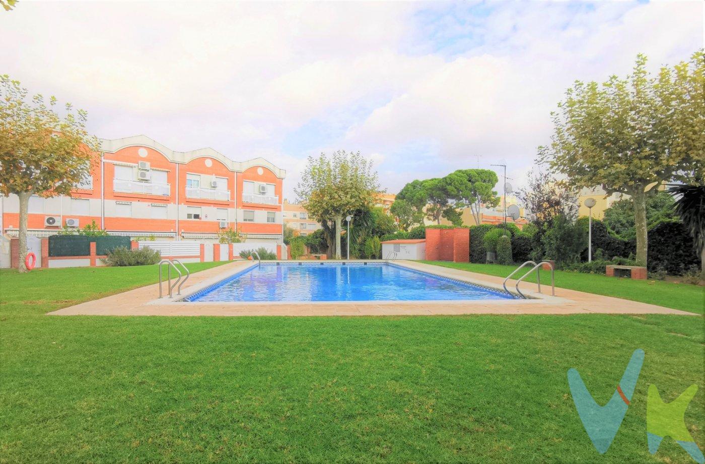 MAGNÍFICA CASA EN REUS  -Zona Passeig Misericòrdia-. Les presentamos en exclusiva para ustedes esta magnífica  y elegante casa esquinera en Reus  de 216m² construidos, con un espacio exterior privado de más de 60m² y con una amplia, tranquila y prestigiosa zona comunitaria, con acceso directo des de la misma vivienda y compuesta por: .  .  - Piscina.  - Pista polideportiva.  - Zona de merendero.  - Jardín .  .  Situada en la mejor zona del municipio, Passeig de Misericòrdia, a 5 minutos a pie del centro histórico y comercial de la ciudad y con los mejores accesos de entrada y salida de Reus. Con todos los servicios a su alcance;  las escuelas más solicitadas de toda la Comarca, institutos, parques y zonas verdes, gimnasios, centros sanitarios, comercio de todo tipo, paradas de Bus, supermercados..absolutamente  todo y a su disposición.  .  El inmueble de 3 plantas está equipado y distribuido en:.  .  - 4 habitaciones, una de ellas tipo suite, con un elegante baño con ducha y zona vestidor. Otra de las habitaciones, muy amplia, la encontramos en la planta baja de la vivienda, actualmente convertida en una polivalente sala, equipada con un aseo, una cocina auxiliar y con salida directa al espectacular  jardín/terraza .  .  -  Una fantástica y equipada Cocina/Comedor en la primera planta del hogar. Este espacio de más de 40m² combina a la perfección la elegancia y la practicidad  que necesita una familia en su día a día, un espacio amplio, luminoso y diáfano, ideal para la perfecta convivencia familiar y para poder compartirlo con todas sus visitas.  .  - En este mismo nivel de la vivienda nos encontramos con un práctico aseo y una envidiable zona de lavandería con salida al balcón con vistas al jardín.  .  - En la segunda planta  están situadas 3 habitaciones, la suite antes descrita y dos habitaciones más individuales, todas ellas exteriores y con armarios empotrados.  .  - En esta misma planta nos encontramos con otro baño completo con bañera. En total la vivienda nos ofrece 2 baños y 2 aseos.  .  - Garaje privado con capacidad para un coche, motos, bicicletas, zona de almacenaje..  .  - Calefacción de gas natural (Caldera recientemente instalada).  .  -Aire acondicionado frío/calor por conductos.  .  -Suelos de parquet y gres porcelánico.  .  -Exteriores de aluminio climalit con doble cristal.  .  -Y mucho más que descubrirán en su  visita.  .  Si están buscando una casa integrada en la ciudad, sin necesidad de utilizar el coche para todo, con terraza y jardín privado para poder gozar del autóctono clima mediterráneo todo el año, para sus seres más queridos,  para sus barbacoas familiares y de amistades, con piscina, garaje propio, amplitud y en el mejor entorno de Reus, la han encontrado, ¡no la busquen más! y todo ello sin necesidad de costosas y odiosas reformas. Les ofrecemos una vivienda lista para disfrutarla, para entrar a vivir, para gozar de su  exquisito diseño y de su estupenda habitabilidad diaria.  .  Concierten una visita con nosotros y descubran su nuevo HOGAR. Les atenderemos con mucho gusto.  .  