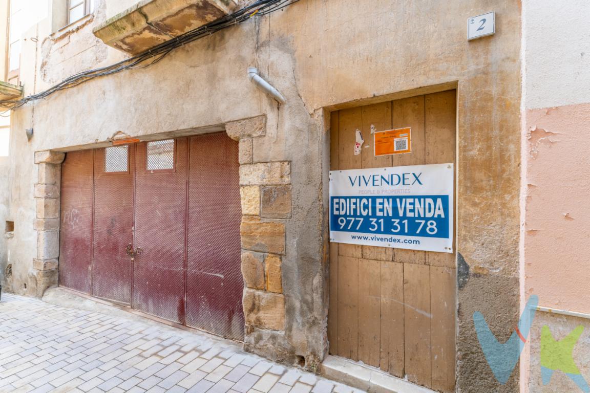 En el corazón vibrante de La Selva del Camp, donde la historia se respira en cada esquina, se alza una oportunidad difícil de igualar. No se trata simplemente de una casa de pueblo convencional, sino de una majestuosa parcela urbana de 167 m² que conserva la imponente presencia de sus muros de piedra originales. Es un espacio con alma, diseñado para aquellos que buscan un proyecto de rehabilitación con carácter, donde la solidez del pasado se encuentra con la libertad del espacio y la luz.Lo que realmente hace única a esta finca es su extraordinaria superficie de planta, una característica casi imposible de encontrar en el centro histórico. Esta amplitud permite proyectar una vivienda de varias plantas con una distribución moderna, diáfana y llena de vida. Imagina cruzar el umbral y encontrar un hogar que combine la calidez de la arquitectura tradicional con el lujo contemporáneo: desde un garaje privado a pie de calle hasta espacios abiertos que fluyen de forma natural.La profundidad de la finca es, sin duda, su mayor tesoro. Gracias a ella, el futuro propietario tiene el privilegio de crear un oasis de absoluta privacidad en pleno casco antiguo. Es el lugar perfecto para diseñar ese patio o jardín soñado, donde el silencio solo se vea interrumpido por el agua de una piscina privada o el ambiente de las cenas al aire libre bajo las estrellas.Esta propiedad es el destino ideal tanto para el particular que desea construir desde cero una casa a su medida, respetando la esencia histórica del entorno, como para el inversor con visión que busca una pieza exclusiva de alta rentabilidad. En una zona donde las viviendas de gran formato con jardín son un bien escaso, esta parcela se presenta como la oportunidad definitiva de crear algo extraordinario.El precio indicado corresponde al PVP (Precio de Venta al Público).Los gastos adicionales derivados de la compraventa como los de notaría, registro de la propiedad e Impuesto de Transmisiones Patrimoniales (ITP)no están incluidos en el PVP. Estos gastos pueden variar según el precio final de la operación y la normativa aplicable, ya que se calculan sobre la base imponible del valor de transmisión del inmueble. 