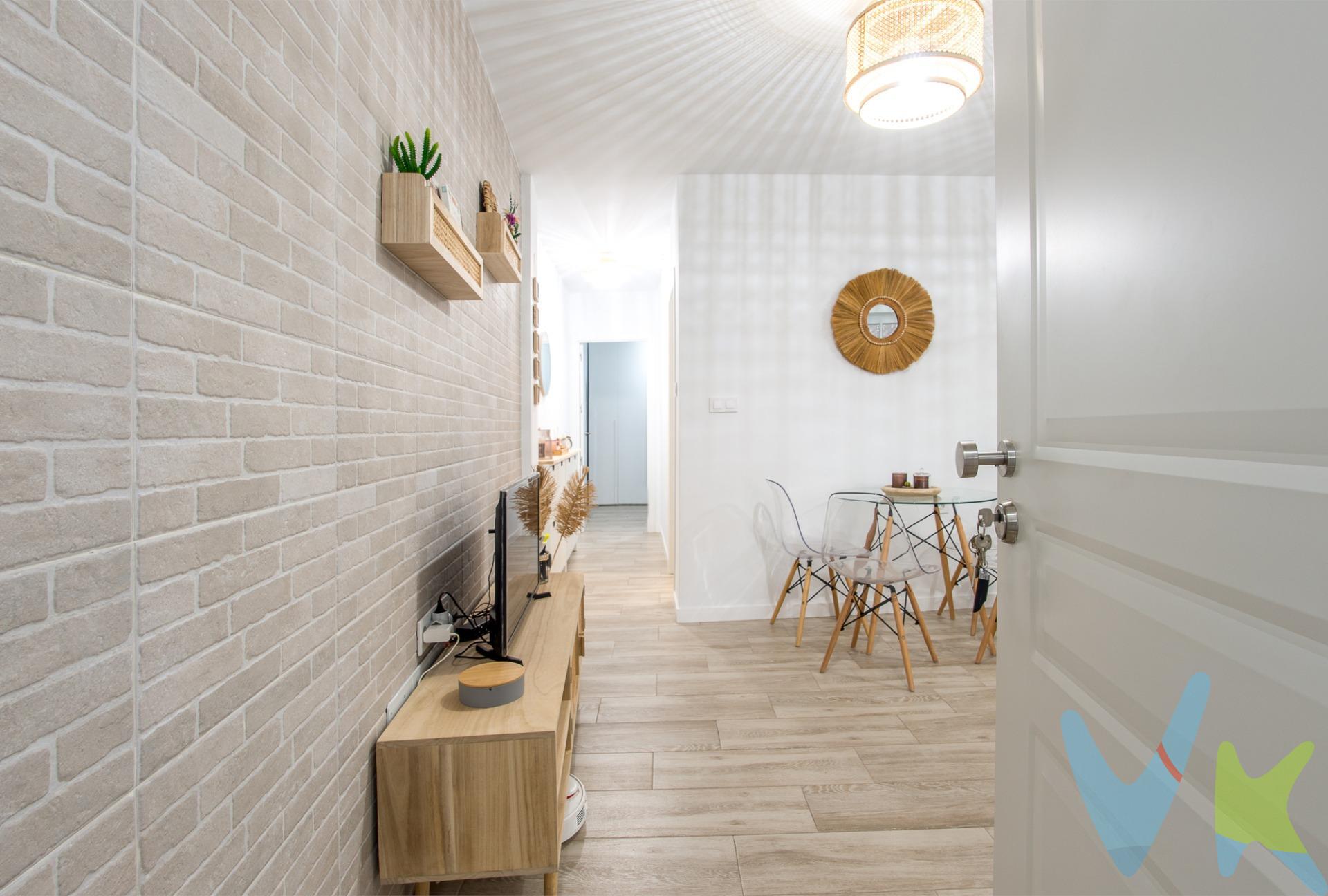 Ubicada en el corazón de Molina de Segura, esta encantadora casa es la oportunidad perfecta para quienes buscan un hogar acogedor y cómodo. Con una superficie construida de 69 m², cuenta con dos amplias habitaciones dobles que ofrecen luz natural gracias a su diseño todo exterior. La propiedad se encuentra en excelente estado de conservación y está lista para entrar a vivir sin necesidad de reformas adicionales. El baño completo garantiza comodidad para sus residentes, mientras que las facilidades como el parking añaden valor adicional al inmueble. Su ubicación privilegiada en la zona centro permite acceder fácilmente a todos los servicios necesarios: comercios, transporte público y áreas recreativas cercanas hacen del día a día una experiencia práctica y agradable. Esta coqueta casa representa no solo un lugar donde habitar sino también una inversión segura por su atractivo precio de venta fijado en 169000 euros. Cuando te pongas en contacto con nosotros te informaremos de los gastos que no están incluidos en el precio, gastos de compraventa y honorarios de agencia y te ayudaremos para que tu proceso de compra con nosotros se convierta en. Calma: Estado ideal de tranquilidad que tendrás al comprar tu casa con nosotros. Por último, te vamos a contar una cosa: Los propietarios han confiado en exclusiva en nosotros y nos han contratado en exclusiva para que les ayudemos a vender uno de sus bienes más preciados, su casa, su hogar. Esto para ti, como comprador, será una garantía ya que tendrás acceso a un servicio de calidad, un trato fácil, sencillo y sin interferencias de terceros. Por eso, te vamos a pedir un favor, habla con nosotros, no los molestes, te vamos a ayudar en caso de interés en todo el proceso y te vamos a facilitar toda la documentación e información que precises. Como ya te habíamos dicho, ¡ Un servicio de calidad!. 