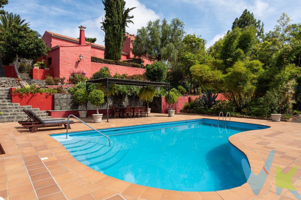 1. CASA PRINCIPAL.  .  1.1 - PARTE BAJA (tiene dos zonas):.  1.1.1 Zona noble: 2 salones principales con chimenea y televisión, dormitorio con baño completo, despacho con biblioteca. Entrada principal en mármol blanco y cantería de Arucas, capiteles de madera pintados en la decoración del techo. Altura de 5,42 metros en la entrada principal, escalera de mármol que conduce a los dormitorios, aseo, hall de entrada con chimenea de mármol de Carrara, comedor para 14 personas, techo a dos aguas en morera y otra sala de estar.  1.1.2 Zona de servicio: 1 dormitorio con baño, 1 pequeño comedor (6 comensales), cocina y zona de lavado y planchado, cocina familiar con despensa.  .  1.2 PLANTA ALTA: tiene una escalera de madera de morera, dormitorio principal con vistas y baño con mármol de carraca, vestidor, chimenea de madera, terraza con mesa y sillas, y balcón.  .  Dormitorio con vestidor y baño completo y armarios. Dormitorio con armarios y baño completo, todo en madera y mármol blanco.  .  2. ZONA EXTERIOR.  2.1 Aparcamiento para 10 coches en el exterior y 6 en el interior.  2.2 Anexo al cortijo, piso, donde actualmente se realiza el lavado y planchado. 2.3 Pista de baloncesto.  2.4 Huerto y zona de almacenaje y taller.  2.5 Bosque y jardín canario con esculturas de madera de caballo, árboles diversos, palmeras y todo tipo de plantas, trabajo realizado por un técnico paisajista.  2.6 Casa de invitados, actualmente oficinas, con baño: 1 despacho, sala de reuniones y oficina administrativa.  2.7 Bodega convertida en salón de celebraciones con cocina, 2 aseos, bar, comedor, discoteca y escenario, techo a dos aguas en madera de castaño y tea.  2.8 Zona de barbacoa para 70 comensales.  2.9 Cisterna de 480 metros cúbicos con una pequeña plaza.  2.10 Caballerizas para 4 caballos con sala de alimentación y guarnición y baño.  2.11 Zona de piscina con solárium y vestuarios masculino y femenino con aseos.  2.12 Cocina de la piscina con comedor.  2.13 Ermita restaurada con frescos y mampostería de piedra.  2.14 Cueva con mesa y barbacoa.  .  3. CUALIDADES DE LOS MATERIALES.  - Suelos de madera maciza de morera y techos de madera a dos aguas.  - Carpintería de aluminio anodizado blanco con rotura de puente térmico y doble acristalamiento.  - Muros perimetrales e interiores de cantería de Arucas y sillería de 72 cm de espesor.  - Toda la casa está revestida de corcho proyectado con propiedades aislantes e impermeabilizantes.  -Orientación Norte-Sur (sol todo el día).  -Videoportero (Fermax).  -Radiadores y aire acondicionado.  -Pavimento de mármol en la entrada y en la escalera.  -Iluminación en toda la casa (instalación realizada por el grupo Lledó).  .  .  