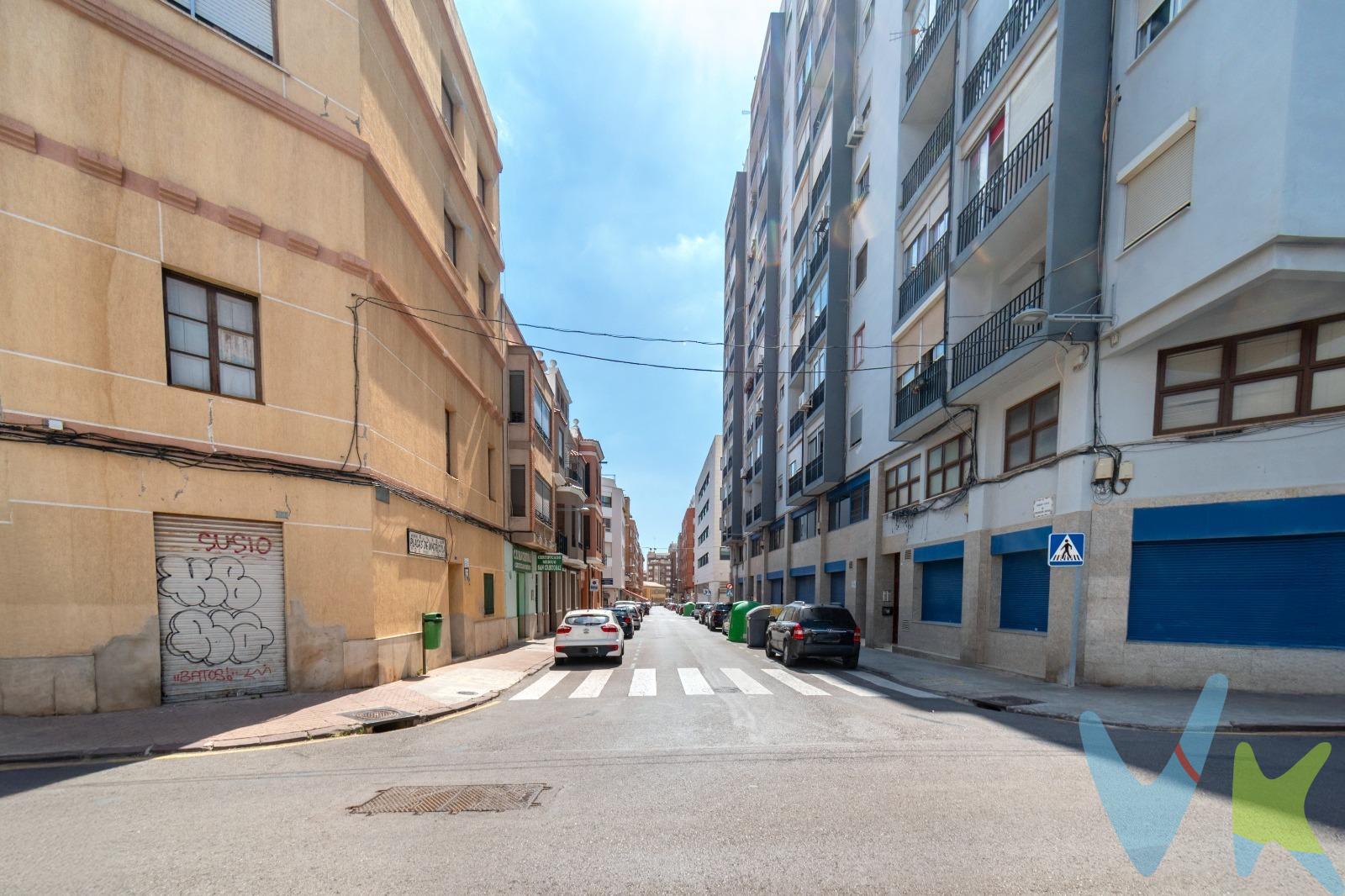 . Se vende edificio ideal para inversores o promotores. El inmueble necesita reforma integral, lo que lo convierte en una oportunidad perfecta para desarrollar un proyecto a medida y maximizar su rentabilidad. Ubicado en una zona estratégica, bien comunicada y con todos los servicios cercanos, este edificio ofrece múltiples posibilidades de uso: residencial, turístico, oficinas, coliving o combinación de varios. Características principales:. 4 plantas construidas + posibilidad de elevar una 5ª planta. Gran versatilidad de distribución. Perfecto para rehabilitación o nuevo desarrollo. Una buena inversión con una ubicación inmejorable