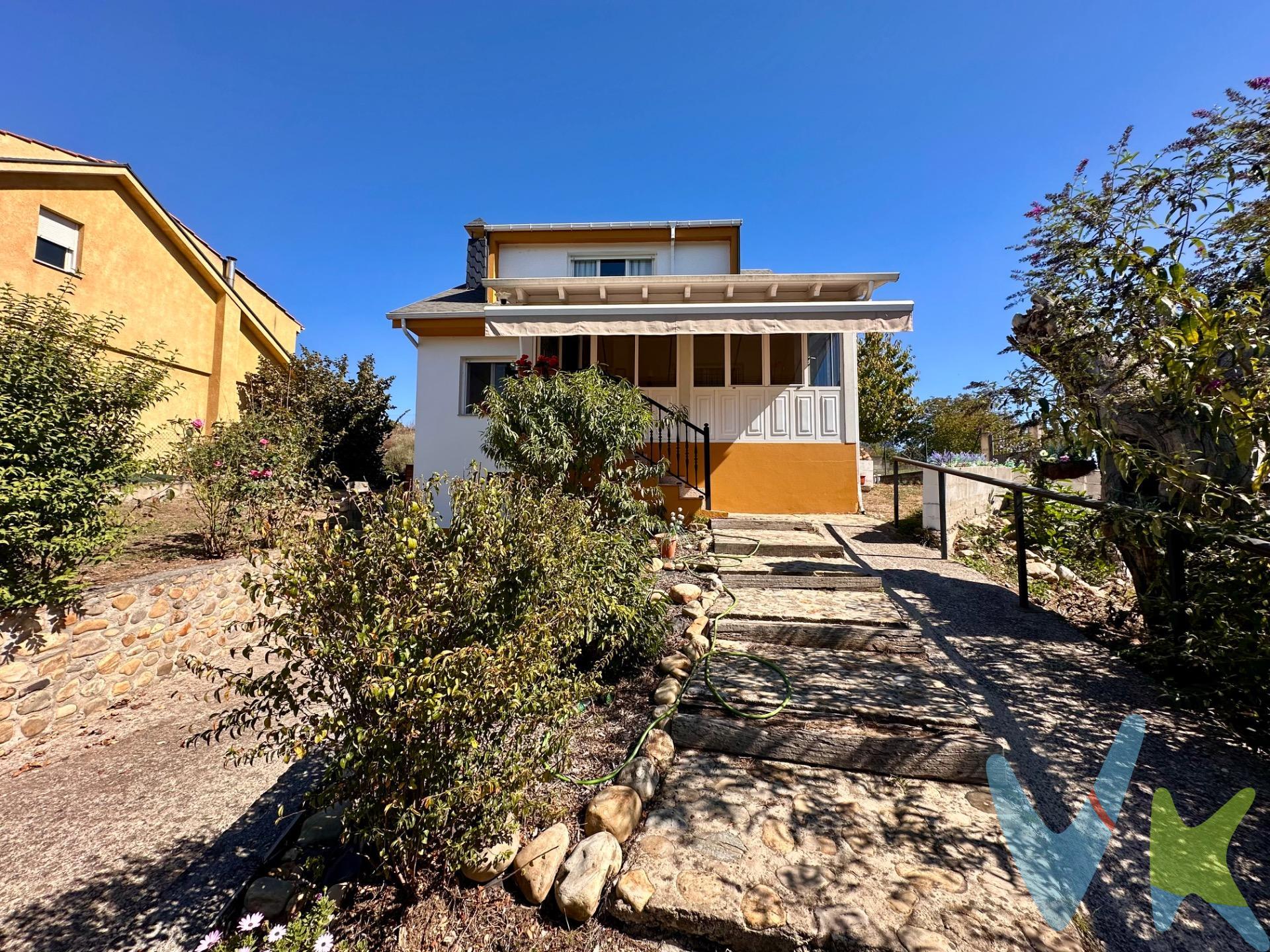 Vivienda ubicada en Villadepalos, perteneciente al Ayuntamiento de Carracedelo. . El inmueble de 200m2 está asentado sobre una parcela con jardín y entrada independiente de 565m2. Se compone de 2 plantas:. Planta primera. Entrada con terraza acristalada cerrada, cocina independiente con despensa, salón - comedor con acceso a 2ª planta, 2 habitaciones dobles y baño completo con plato de ducha. Planta segunda. Habitación doble, baño completo y trastero. La calefacción y ACS se producen mediante caldera individual de gasóleo instalada en la bodega independiente. *Por mandato expreso del propietario, comercializamos este inmueble en EXCLUSIVA, lo que garantiza el acceso a toda la información, a un servicio de calidad, en un trato fácil, sencillo y sin interferencias de terceros. Por este motivo, se ruega no molestar al propietario, a los ocupantes de la propiedad o a los vecinos. Muchas gracias por su comprensión*.
