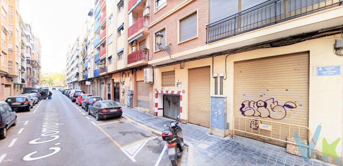 Ya has encontrado la plaza de garaje que buscabas.!!!! . Tienes coche y No tienes donde guardarlo ? . Pues aquí  está la plaza de garaje para guardar tu coche.  Situada en el primer sótano de la finca, con un buen acceso.  .  Esta plaza de garaje esta a pocos metos de la parada de metro de Jesús.  .  No Busques más !!! Llámame y te informo !!!.  .  La venta de ésta propiedad se gestiona mediante contrato de EXCLUSIVA COMPARTIDA, donde más de 150 agencias colaboradoras tienen la ventaja de poder ofrecer a sus potenciales compradores este inmueble, lo que le garantiza un servicio de calidad, un trato fácil, sencillo y sin interferencias de terceros. Por este motivo, se ruega no molestar al propietario, a los ocupantes de la propiedad, a los vecinos o conserjes del edificio o urbanización si los hubiera. Si Usted es agencia inmobiliaria y tiene un cliente para éste inmueble, llámenos, estaremos encantados de colaborar en ésta y otras operaciones. No están incluidos los gastos de compra, honorarios de agencia e impuestos.