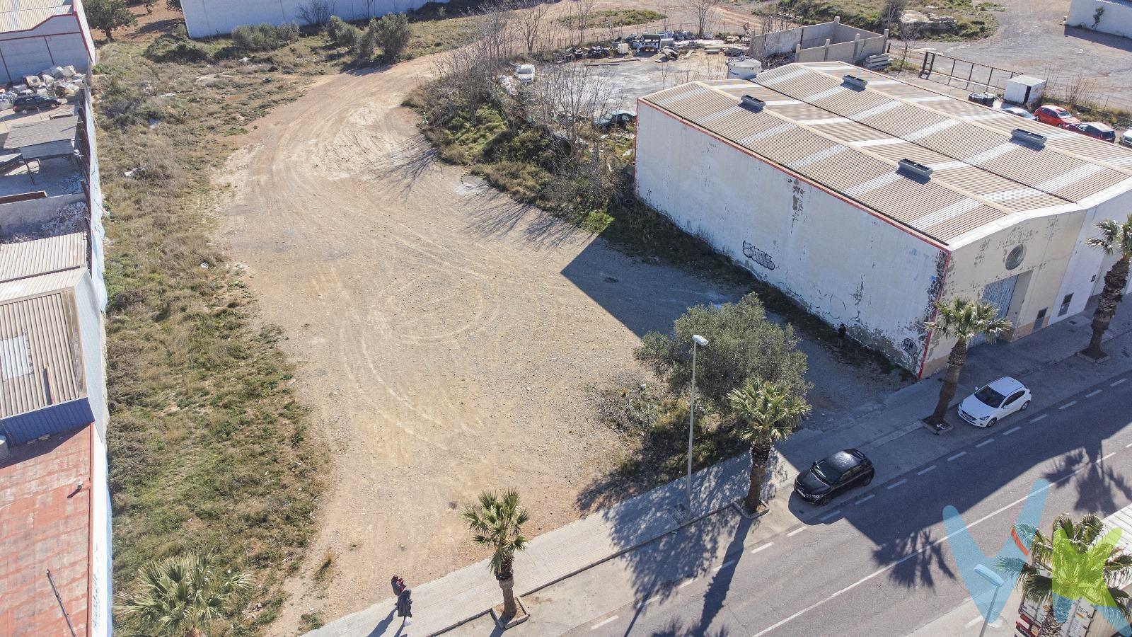Se vende parcela de  suelo urbano industrial en Buñol con una ubicación estratégica: Avenida de Blasco Ibáñez, una de las principales vías de acceso al municipio. Ideal para construcción de naves industriales, almacenes, logística ,tiendas especializadas en maquinaria y suministros ,gasolineras ,lavadero de vehículos etc..  Características:. superficie:4.204 según registro de la propiedad. Ubicación privilegiada con acceso directo desde la avenida principal. Zona de alto tránsito y bien comunicada. Buñol es un municipio de la provincia de Valencia ,conocido por su riqueza histórica, su entorno natural y, sobre todo ,por ser la sede de su famosa Tomatina ,la batalla de tomates más grande del mundo. Buñol combina su pasado medieval, su entorno natural y su espíritu festivo ,convirtiéndolo en un lugar único para vivir como para invertir en negocios. OPORTUNIDAD ÜNICA!!. Llámanos para más información