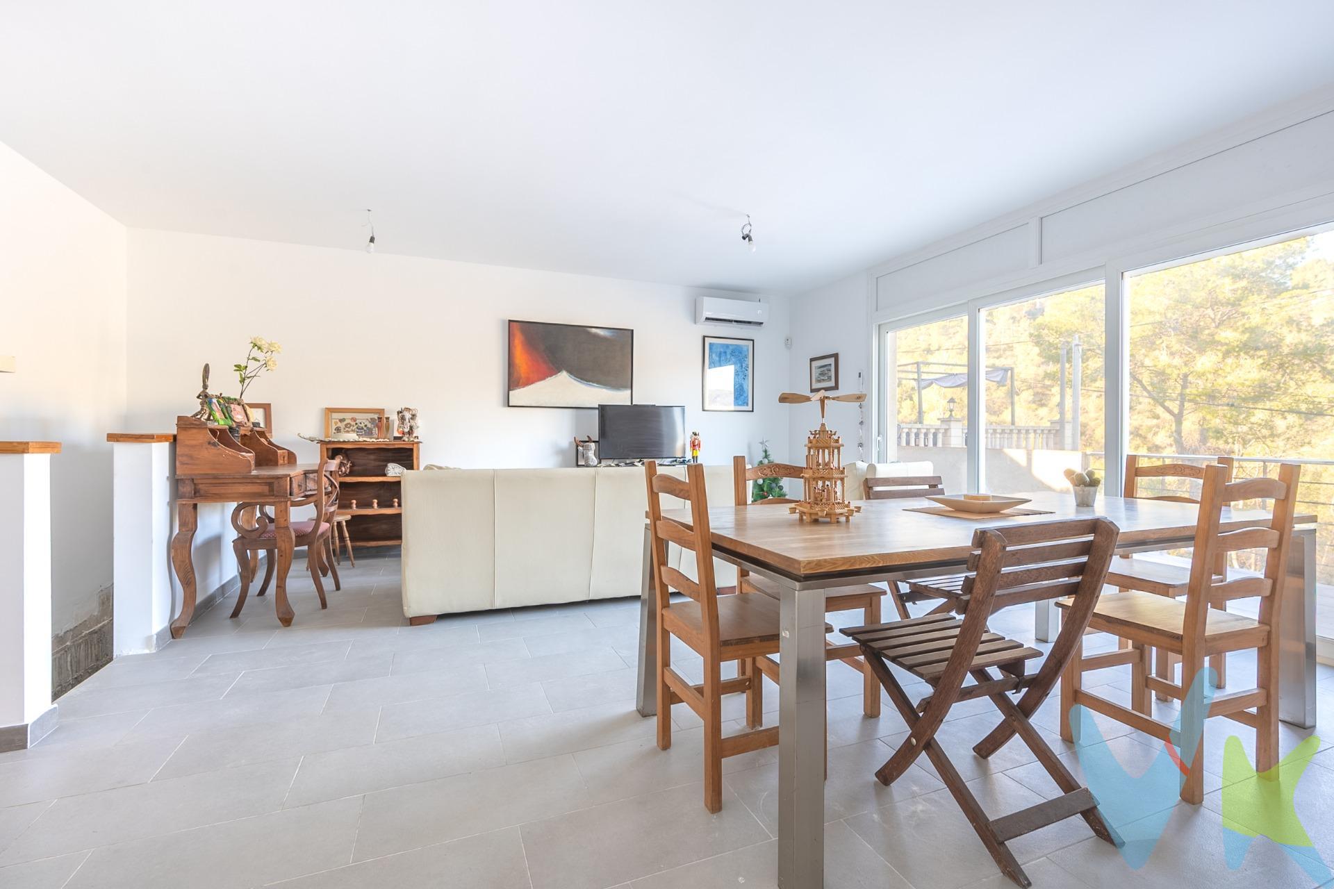 Descubre esta preciosa oportunidad para poder vivir en Canyelles; esta espectacular casa está casi lista para convertirse en el hogar de tus sueños. Ubicada en la urbanización Vora Sitges, esta residencia ofrece 175 metros cuadrados de espacio interior y una generosa parcela de 599 metros cuadrados. ¿La mejor parte? ¡Tienes la libertad de darle tu toque final!. Déjate seducir por sus espacios bien diseñados: una amplia cocina, individual en planta baja. Además, cuenta con otro baño en planta primera y un aseo en la planta inferior, ¡todo está casi listo! Solo falta añadirle tu toque personal.. Imagina despertar cada día en un fresco clima de montaña y no renunciar por eso a poder disfrutar de la cercanía a las playas de los municipios adyacentes. Esta residencia estratégicamente ubicada ofrece una excelente comunicación con Barcelona y Tarragona, ¡todo al alcance de tu mano!. Aunque esta propiedad está en construcción, falta muy poco para que sea perfecta. Con una orientación ideal que brinda una luminosidad excepcional, la casa está a la espera de tus ideas para convertirse en tu refugio personal. Además, cuenta con extras como aire acondicionado, barbacoa, bomba de frío y calor, un amplio garaje doble, un hermoso jardín y vistas despejadas a la montaña. . ¡No dejes pasar esta oportunidad única en Canyelles! Vive la emoción de crear el espacio perfecto para ti y tu familia en este entorno privilegiado que combina lo mejor de la tranquilidad y la proximidad a las maravillas urbanas y naturales. ¡Ven y haz realidad tus sueños en esta residencia lista para recibir tus toques finales!. No está incluido en el precio los impuestos, gastos de notaria, registro y/o gestoria, además de los trámites finales para la finalización de la obra nueva y su registro. 