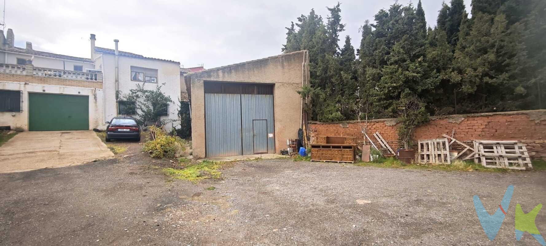 Nave en venta en El Frasno – Excelente ubicación. Se vende nave de 182 m² construidos sobre una parcela de 300 m², situada en suelo urbano. Dispone de paso común vecinal, lo que garantiza un acceso cómodo. Ubicada junto al área de expansión del municipio y frente a las piscinas municipales y zonas deportivas. Entorno con buenos accesos y servicios. A pocos minutos del enlace con la autovía A-2, lo que la convierte en una opción ideal tanto para uso industrial, almacén o inversión. Gran oportunidad por ubicación y posibilidades. El precio no incluye impuestos, gastos de notaría, registro ni honorarios de intermediación. Este anuncio tiene carácter informativo y no es contractual. Puede estar sujeto a errores o modificaciones.