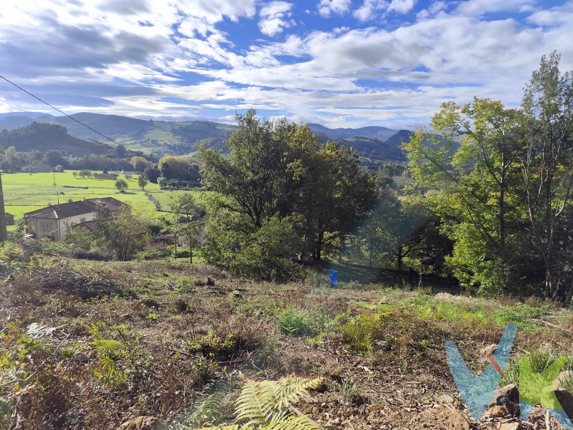 Descubre esta magnífica oportunidad de construir tus sueños en el encantador paraje de Socobio, Castañeda. Este terreno urbanizable se extiende sobre una generosa superficie de 2435 m² y goza de una privilegiada ubicación en un punto elevado que ofrece impresionantes vistas al valle circundante. Acomódate bajo el cálido sol del sur mientras disfrutas del acceso directo a la propiedad y la proximidad a servicios esenciales como colegios. Ideal para quienes buscan construir su hogar ideal o desarrollar proyectos inmobiliarios, este espacio cuenta con una edificabilidad del 10% que te permitirá materializar tus sueños arquitectónicos. La conexión por carretera y autovía es excelente, lo cual facilita los desplazamientos hacia zonas cercanas sin complicaciones. Además, rodeado por árboles nativos y paisajes montañosos, podrás disfrutar diariamente de la naturaleza desde tu futura residencia. Los impuestos, gatos de notaría y registro no están incluidos en el precio.