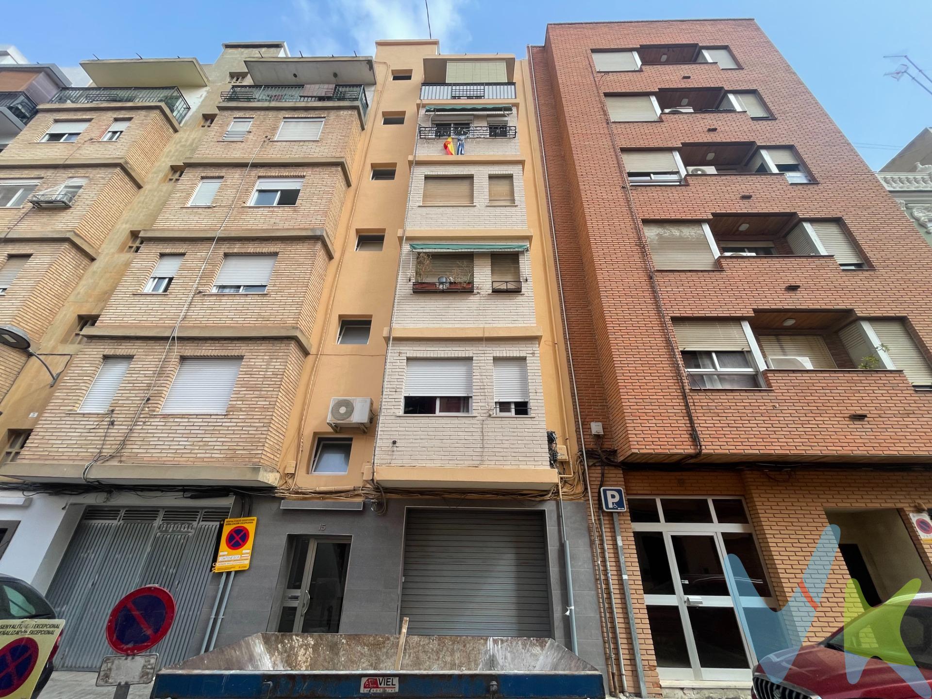 Este estudio completamente reformado te ofrece la posibilidad de vivir en una de las zonas más demandadas de Valencia . Ideal para jóvenes o parejas que busquen un hogar moderno y acogedor. Para inversores, este estudio representa una oportunidad inmejorable para obtener una alta rentabilidad a través del alquiler. Características:. Superficie: Estudio pequeño y manejable de 62 m2 construidos (59 m2 útiles de vivienda según catastro y nota simple), lo que lo hace perfecto para una persona sola o una pareja, y muy fácil y económico de mantener. Reformado: Completamente renovado con excelentes acabados, listo para entrar a vivir. Calidades: Ventanas Climalit para un perfecto aislamiento térmico y acústico, aire acondicionado con bomba de calor para disfrutar de una temperatura ideal todo el año. Distribución: Salón-comedor con cocina americana, dos habitaciones (una doble y una individual) y un baño completo con plato de ducha. Luminosidad: Destaca por su gran luminosidad, creando un ambiente cálido y agradable. Ubicación: En plena zona de Monteolivete, rodeado de parques (como el Parque del Turia), supermercados, tiendas, restaurantes, centros de salud, colegios y todo lo que necesitas para tu día a día. A un paso de la Ciudad de las Artes y las Ciencias y con excelentes conexiones en transporte público. Planta: Cuarta planta sin ascensor, lo que se refleja en su precio competitivo y contribuye a mantener unos gastos de comunidad bajos. Ventajas: . Excelente relación calidad-precio: Una gran oportunidad de adquirir una propiedad reformada en una ubicación privilegiada a un precio muy atractivo. Bajos gastos de mantenimiento: Su tamaño y la ausencia de ascensor permiten mantener unos costes fijos mínimos. Alta rentabilidad en alquiler: La gran demanda de alquiler en la zona garantiza una rápida rentabilidad. Vivir en una zona con vida: Disfruta de la tranquilidad de un barrio residencial con todos los servicios de una gran ciudad a tu alcance.No pierdas esta oportunidad y ven a visitarlo. Este estudio es la combinación perfecta de ubicación, comodidad y precio. ¡Contacta con nosotros para concertar una visita!. VENTA:. PVP 210.000€. Gastos e impuestos no incluidos en el precio. La compra conlleva impuestos y gastos de formalización para el comprador. A título orientativo se informa que en segundas transmisiones el ITP con carácter general en Valencia es del 9%, pudiendo existir otros tipos impositivos atendiendo a las circunstancias personales del comprador u otras circunstancias previstas legalmente. Base imponible del impuesto el mayor valor entre el precio de compraventa, la tasación o el valor de referencia catastral. En cuanto a los gastos de notaría y registro, en su caso, suelen oscilar aprox. entre 1,5% y 2,5% (aranceles variables según precio, n.º de copias y complejidad). El comprador elige notario. Si el comprador precisase de hipoteca: tasación, condiciones y costes bancarios serán según entidad elegida por el comprador, así como los gastos de gestoría, y cualesquiera otros gastos inherentes a la formalización de la compraventa que legalmente correspondan a la parte compradora, salvo pacto expreso en contrario con el vendedor. El consumidor tiene, conforme a la normativa vigente, a su disposición información y documentación adicional relativa al inmueble y condiciones de la compraventa, que podrá ser consultada en C/Joaquín Costa 4, bajo 46005 Valencia o urbe2@remax.es. Honorarios de mediación inmobiliaria a cargo del COMPRADOR: (3% del precio final de venta más IVA (21%), salvo otro pacto.); y de VENDEDOR (según acuerdo con el mismo). Se informa al consumidor que la agencia actúa como intermediaria inmobiliaria en la operación, estando cualquier eventual compraventa y sus condiciones sujeta a la aceptación expresa del propietario-vendedor y a la posterior formalización del correspondiente contrato.
