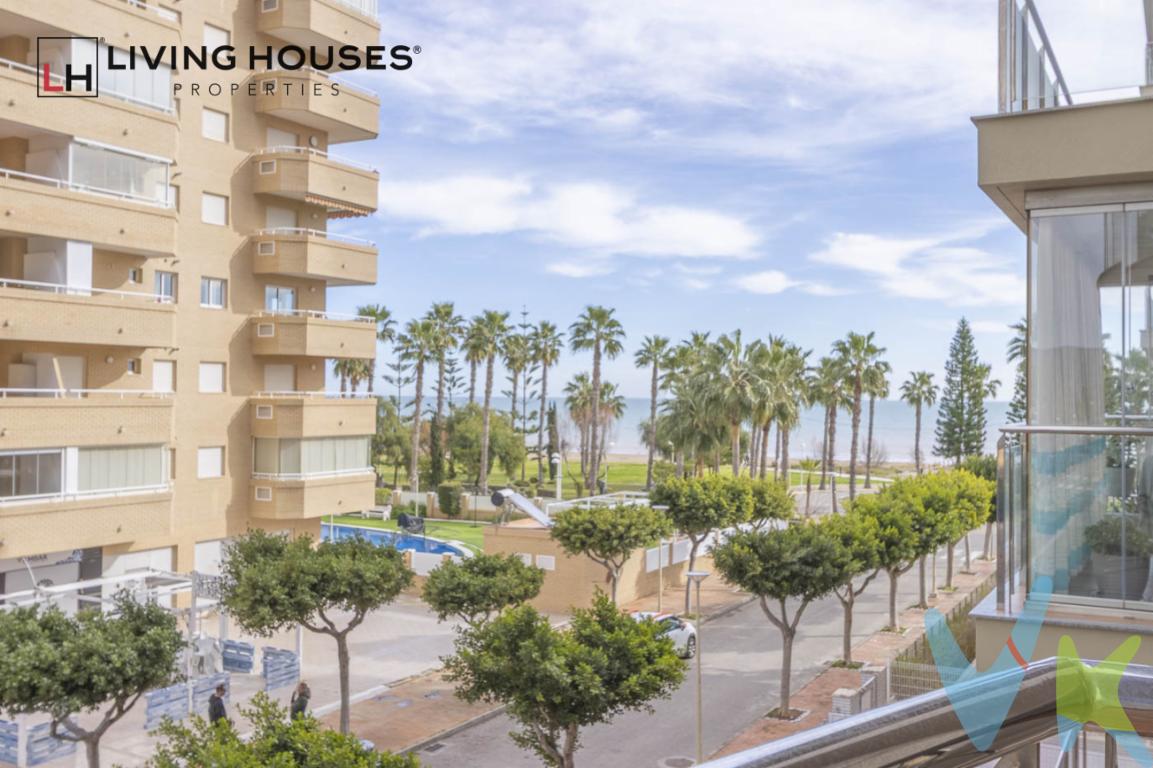  Presentamos una magnífica oportunidad para adquirir un encantador apartamento en venta, situado en la hermosa localidad de Oropesa del Mar-Orpesa, específicamente en la prestigiosa zona de Marina d\'Or. Esta propiedad, cuidadosamente diseñada y construida en el año 2010, ofrece todo lo que una familia o una pareja pueden desear para disfrutar de un estilo de vida cómodo y relajante junto a la costa.Este apartamento, ubicado en la segunda planta de un moderno edificio, abarca un total de 75 metros construidos, de los cuales 55 son útiles, asegurando así un espacio bien aprovechado y funcional. El acceso es cómodo y sin esfuerzo gracias a la presencia de cuatro ascensores, pensado para facilitar el día a día tanto a familias con niños como a personas mayores.El interior de la vivienda cuenta con dos acogedoras habitaciones con armarios empotrados, perfectas para descansar y desconectar después de un largo día. Ambas habitaciones están cuidadosamente decoradas, ofreciendo un ambiente cálido y sereno. La propiedad se vende completamente amueblada, incluyendo electrodomésticos modernos, lo que significa que se puede disfrutar de una mudanza sin preocupaciones y con todas las comodidades al alcance de la mano.Desde su amplia terraza de 20 metros cuadrados, los nuevos propietarios podrán deleitarse con unas incomparables vistas al mar que brindan un escenario ideal para desayunos al aire libre o cenas bajo las estrellas, mientras contemplan la belleza del litoral mediterráneo. Este espacio exterior es perfecto para aquellos que aprecian pasar tiempo al aire libre sin renunciar a la privacidad de su hogar.Uno de los mayores atractivos de esta propiedad es su proximidad a servicios de transporte público, incluyendo tren y autobuses, lo que facilita el desplazamiento al centro de la ciudad y localidades cercanas, así como una conexión rápida y eficiente para quienes necesitan viajar por trabajo o placer. Además, el apartamento incluye una plaza de garaje, proporcionando seguridad y conveniencia a la hora de estacionar el vehículo.Para quienes buscan opciones de ocio y recreación, esta comunidad residencial ofrece una piscina donde se podrá disfrutar de refrescantes baños en los cálidos días de verano, o simplemente relajarse junto a la orilla. También dispone de un trastero, ideal para almacenar aquellos objetos que no se usan a diario pero que se desea mantener a mano.La combinación de una ubicación privilegiada, características excepcionales y comodidades modernas hace de este piso una opción irresistible en el mercado inmobiliario actual. No pierda la oportunidad de descubrir personalmente todo lo que esta propiedad tiene para ofrecer. Agende su visita y compruebe por qué este piso es una de las joyas más destacadas en la zona de Marina d\'Or.Convencerse de su atractivo es fácil tras una primera visita, la decisión de invertir en un estilo de vida mejor es inmediata. Perfecto para quienes buscan un refugio junto al mar con todas las comodidades a su disposición. No deje pasar esta oportunidad única de adquirir una propiedad en un entorno tan especial. --------------------------------------Agencia inmobiliaria en Oropesa del mar si quieres comprar o vender casas pisos o locales en la comunidad Valenciana con oficina en Oropesa del Mar, Castellón. Para mayor seguridad en la compraventa, todas nuestras viviendas poseen FICHA DE CERTIFICACIÓN DE INMUEBLES registrada por la Asociación de Inmobiliarias de la Comunidad Valenciana ASICVAL. Antes de comprar o de entregar las arras, pida el Certificado de la vivienda para estar seguro y tranquilo sobre la situación legal, urbanística y de cargas de la misma. Los impuestos, gastos de notaría y registro no están incluidos en el precio de venta. 