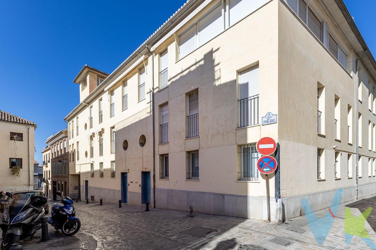 ¿Buscas tu primer hogar o un lugar con estilo en pleno corazón de Granada?. Este apartamento en planta baja te va a enamorar. 🧡. Te presentamos esta acogedora vivienda situada en una de las zonas con más encanto e historia de Granada: el barrio del Realejo. Perfecto tanto para vivir como para invertir. ✨ Características principales: . 🛏️ 1 Dormitorio – Espacioso y tranquilo. 🛋️ Salón con cocina integrada – Espacio abierto que aporta amplitud y luminosidad, perfecto para disfrutar y compartir. 🛁 Baño completo y amplio . 🌿 Patio privado – Un desahogo perfecto para disfrutar al aire libre, leer, tomar el sol o tener plantas, ¡hazlo tu jungla urbana!. 🏠 Planta baja – Acceso cómodo sin necesidad de escaleras ni ascensor. Ideal para personas con movilidad reducida o para quienes valoran la accesibilidad. 📍 Ubicación inmejorable: en el Realejo, uno de los barrios más auténticos y con más vida de Granada, a pocos minutos del centro histórico, con todos los servicios cercanos (supermercados, transporte público, bares con encanto y mucho más). ✅ Ideal como primera vivienda o inversión rentable en una zona muy demandada. ¿Te interesa? ¡Ven a visitarlo sin compromiso!. 📞 Contacta con nosotros para más información o para agendar tu visita. Ref. N357. El PVP indicado no incluye impuestos ni gastos de Escritura. Honorarios agencia no incluidos. Las superficies expresadas en esta página tienen carácter descriptivo y son aproximadas. Los precios pueden ser susceptibles de modificación sin previo aviso. Esta vivienda se vende con muebles. Los vehículos nos están incluidos.