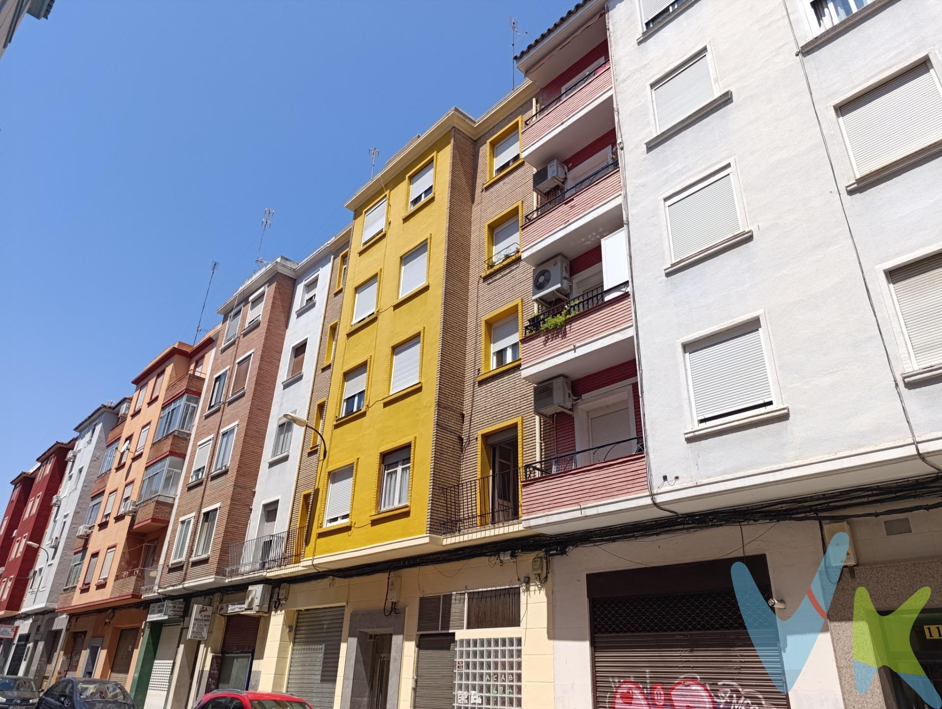CALLE VIDAL DE CANELLAS.- Piso exterior de 80m² útiles. La vivienda está distribuida en cuatro dormitorios, salón, cocina y baño. Tiene una terraza cubierta de 15m². La calefacción y el gua caliente es con caldera individual de gas ciudad. Piso para reformar con muchas posibilidades, Finca con ascensor. No dejes de ver la visita virtual 360º donde podrás ver con todo detalle esta vivienda. Gastos e impuestos no incluidos. A título orientativo, en segundas transmisiones, el comprador abonará: Impuesto sobre Transmisiones Patrimoniales (ITP), tipo general en Aragón al 8% (*). Base de cálculo: mayor valor entre precio de compraventa o valor de referencia catastral. Gastos de Notaría y Registro: Aranceles variables según precio, número de copias y complejidad; cálculo según tarifas normativas. Si se precisa hipoteca: Tasación, condiciones y costes bancarios según entidad elegida por el comprador; así como gastos de gestoría y cualesquiera otros inherentes a la compraventa. No se incluyen otros gastos o tributos que puedan por Ley corresponder al comprador. Operación sujeta a doble mediación. Existen honorarios a cargo del comprador, salvo pacto en contrario, no incluidos en PVP. El consumidor conforme a la normativa vigente podrá solicitar información y documentación adicional relativa al inmueble, sus características, condiciones de la operación y del servicio de mediación en la oficina y/o a través de nuestro teléfono de contacto o mail. La agencia actúa exclusivamente como intermediaria en la compraventa, cuyas condiciones, en todo caso, estarán sujetas a la aceptación expresa del vendedor del inmueble y posterior formalización del contrato. La información suministrada se corresponde con la disponible a la fecha de publicación, pudiendo variar en función de las circunstancias o actualizaciones legales, contractuales y fiscales. Anuncio de carácter meramente informativo. Para una información exhaustiva sobre el funcionamiento, tipos impositivos y bonificaciones del ITP en Aragón, puede consultar el portal oficial de la Agencia Tributaria Autonómica. Tarifas notariales y registrales reguladas en el Anexo I del Real Decreto 1426/1989 y Anexo I del Real Decreto 1427/1989, respectivamente. Anuncio no vinculante, puede contener errores.