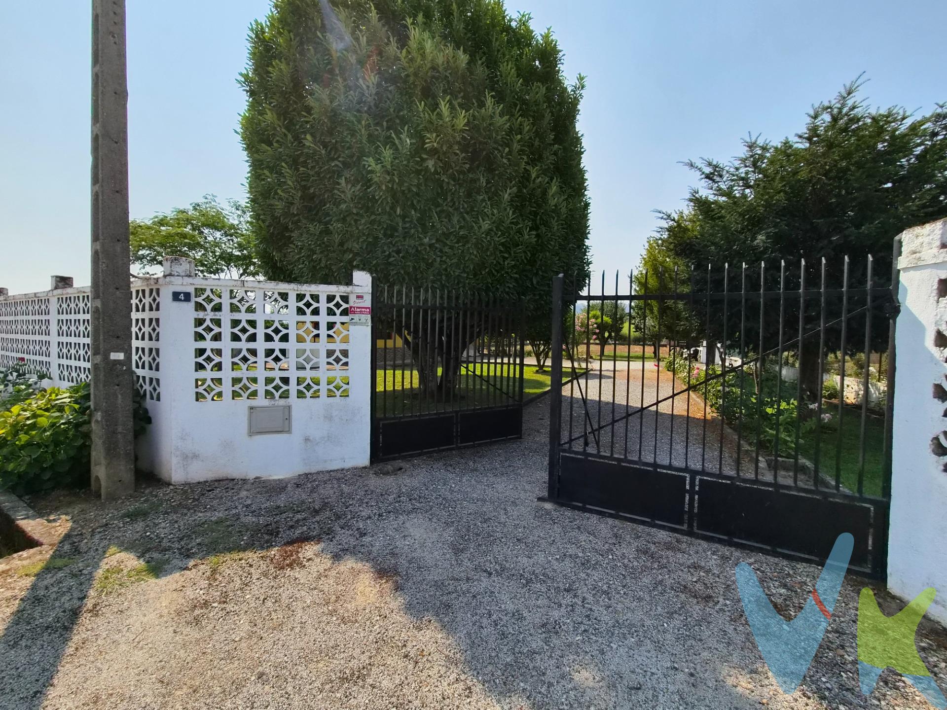 Presentamos una excepcional oportunidad de adquirir esta encantadora casa de campo ubicada en Camponaraya. Esta propiedad nueva cuenta con una superficie construida de 75 m² y útil de 70 m², perfectamente distribuidos para ofrecer un máximo confort. La vivienda dispone de una acogedora habitación doble y un baño completo que satisfacen las necesidades esenciales del hogar moderno. Además, al ser todo exterior, asegura luminosidad natural durante todo el día. La ubicación estratégica permite disfrutar tanto del entorno rural como acceder rápidamente a servicios urbanos cercanos; garantizando así tranquilidad junto con conveniencia diaria. Sin duda alguna este inmueble representa no sólo inversión sino también calidad vida: paseos tranquilos entre paisajes naturales son parte integral aquí.