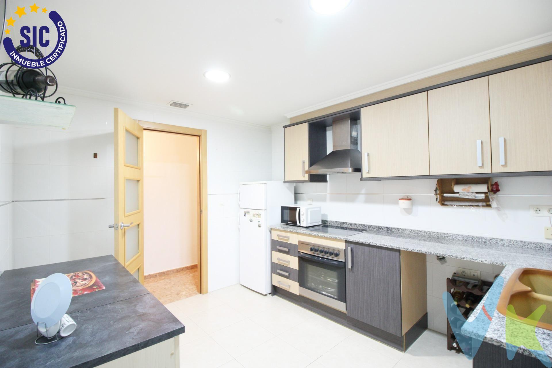 Piso seminuevo con garaje y aire por conductos en Montserrat – listo para entrar a vivir. Te presentamos esta vivienda seminueva (año 2009) situada en una de las zonas más demandadas de Montserrat, ideal tanto como hogar habitual como inversión, ya que se encuentra libre y disponible de inmediato. La vivienda cuenta con 87 m² muy bien distribuidos, ofreciendo dos amplias habitaciones con excelente entrada de luz natural y dos baños completos, una distribución cómoda y funcional poco habitual en pisos de este tamaño. El salón comedor, luminoso y acogedor, es perfecto para el día a día. La cocina independiente, totalmente equipada, dispone de galería, aportando un espacio extra muy práctico para almacenaje y zona de lavado. Entre sus calidades destacan el aire acondicionado por conductos, que garantiza una climatización uniforme durante todo el año, y el edificio con ascensor, asegurando comodidad y accesibilidad. Además, la vivienda incluye plaza de garaje, un valor añadido imprescindible en la zona. Ubicada en un entorno consolidado, con todos los servicios a su alcance: comercios, transporte público, centros educativos y zonas verdes. Los datos e información contenida en este anuncio no son vinculantes sino meramente informativos, la oferta está sujeta a cambios de precio, textos, fotos o cualquier otro contenido inesperado, la inmobiliaria se reserva el poder de modificarlo en cualquier momento. La venta de esta vivienda se gestiona mediante contrato de EXCLUSIVA COMPARTIDA por lo que se trabaja con más de 150 Inmobiliarias. Los gastos de la venta tales como notaría, registro y honorarios no están incluidos en el precio. 