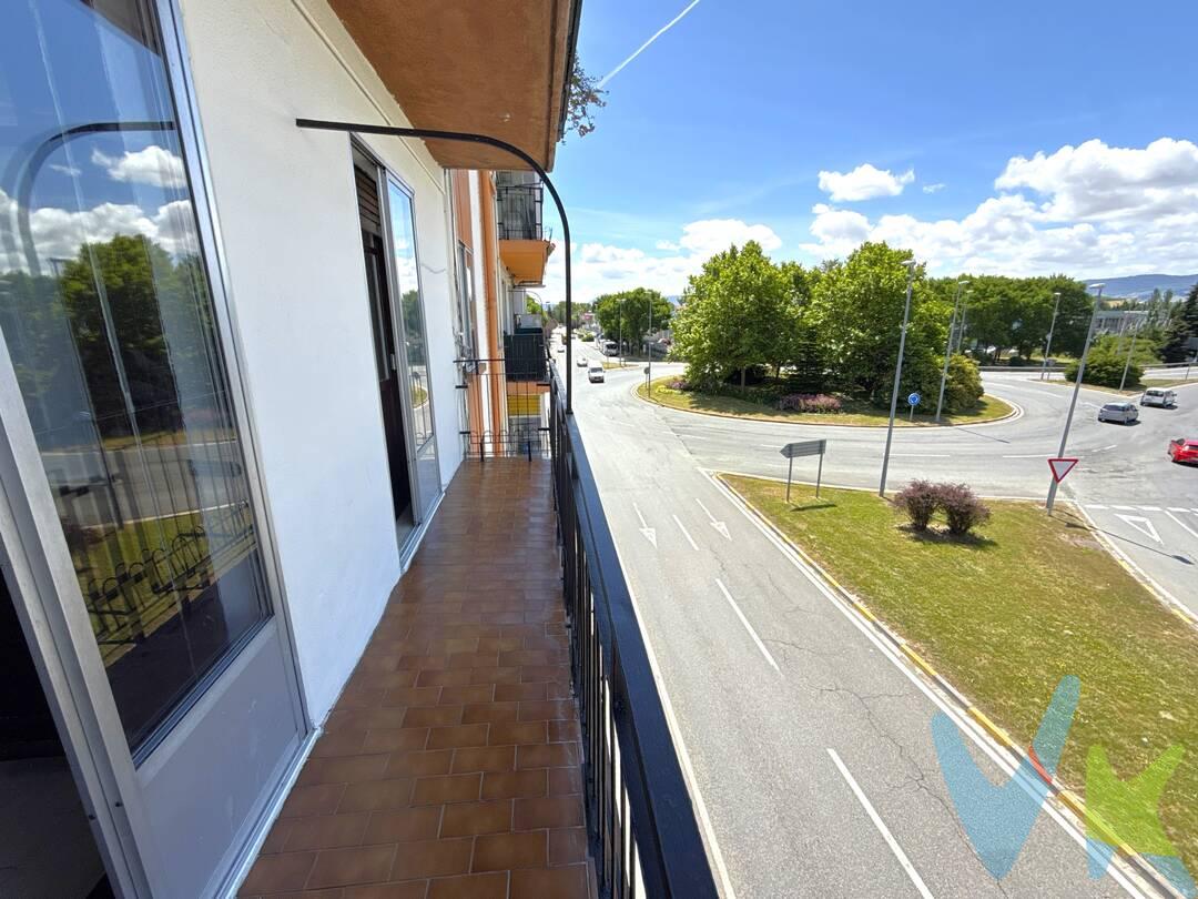 Amplio y acogedor piso en venta en Aizoáin, situado en una zona tranquila y rodeada de naturaleza, perfecto para quienes buscan comodidad y buena conexión con Pamplona.
La vivienda cuenta con 3 dormitorios exteriores, muy luminosos y versátiles, ideales tanto para familias como para teletrabajar. Dispone de un espacioso salón-comedor con mucha luz natural, cocina independiente con excelente ventilación y un baño completo.
Gracias a su orientación y a que todas las estancias son exteriores, el piso disfruta de una gran claridad durante todo el día y una agradable sensación de amplitud. Los suelos de parquet aportan calidez y elegancia al conjunto de la vivienda.
Una oportunidad ideal para entrar a vivir en un entorno tranquilo, con todos los servicios cercanos y buena comunicación.