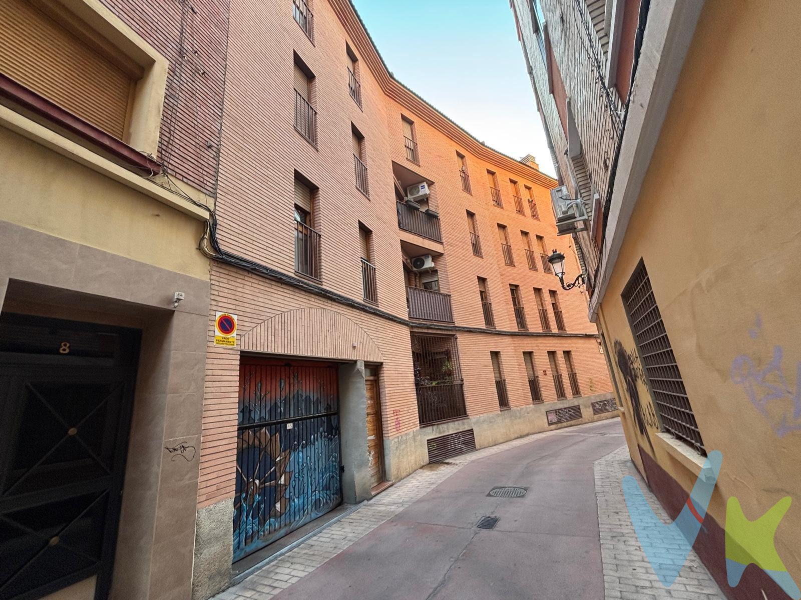 Plaza de garaje en venta en Calle La Torre, Zaragoza. Plaza de garaje de fácil acceso, ubicada en una zona bien comunicada. Sus dimensiones son de 1,90 metros de ancho por 5,30 metros de largo. Perfecta tanto para uso propio como inversión. Situada en un entorno con alta demanda de aparcamiento, cerca de todo tipo de servicios. ¡No pierdas la oportunidad de olvidarte de dar vueltas para aparcar!