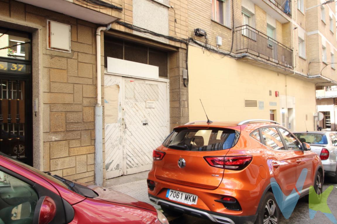 Ponemos a la venta un amplio local, 587 m2 construidos. El local anteriormente ha sido un amplio garaje y un taller de reparación y pintura de coches. Si quiere invertir en un amplio local, esta puede ser su oportunidad. No dude en llamarnos y conocerlo.Gastos e impuestos no incluidos en el precio. A título orientativo, en segundas transmisiones, el comprador abonará el Impuesto sobre Transmisiones Patrimoniales (ITP). Para consultar los porcentajes del ITP en Asturias puede hacerlo a través de la web oficial de servicios tributarios del Principado de Asturias https://sede.tributasenasturias.es/sites/sede/default/es_ES/Que-quieres-hacer/Transmisiones-Patrimoniales-y-AJD. La base imponible será el mayor valor entre precio de compraventa, tasación o valor de referencia catastral. Gastos de notaría y registro según aranceles variables según precio, número de copias y complejidad.El comprador escoge libremente notario. El vendedor asume la plusvalía y el resto de gastos son del comprador. Si se precisa hipoteca: Tasación, condiciones y costes bancarios según entidad elegida por el comprador; así como los gastos de gestoría y cualesquiera otros inherentes a la formalización de la compraventa. De acuerdo con la ley, no se incluyen en el precio otros gastos o tributos que legalmente correspondan al comprador. Honorarios de intermediación inmobiliaria a cargo del vendedor.El consumidor tiene derecho, conforme a la normativa vigente, a disponer de información y documentación adicional relativa al inmueble y condiciones de la compraventa, accesible en la sede física o mediante correo electrónico de la Agencia cuyos datos de contacto aparecen en la página web. La agencia actúa exclusivamente como intermediaria en la operación. Cualquier compraventa y sus condiciones quedan sujetas en todo caso a la aceptación expresa del vendedor del inmueble y a la posterior formalización del correspondiente contrato. El presente anuncio tiene carácter meramente informativo; la información suministrada se corresponde con la disponible a la fecha de publicación, pudiendo variar en función de las circunstancias o actualizaciones legales, contractuales y fiscales.