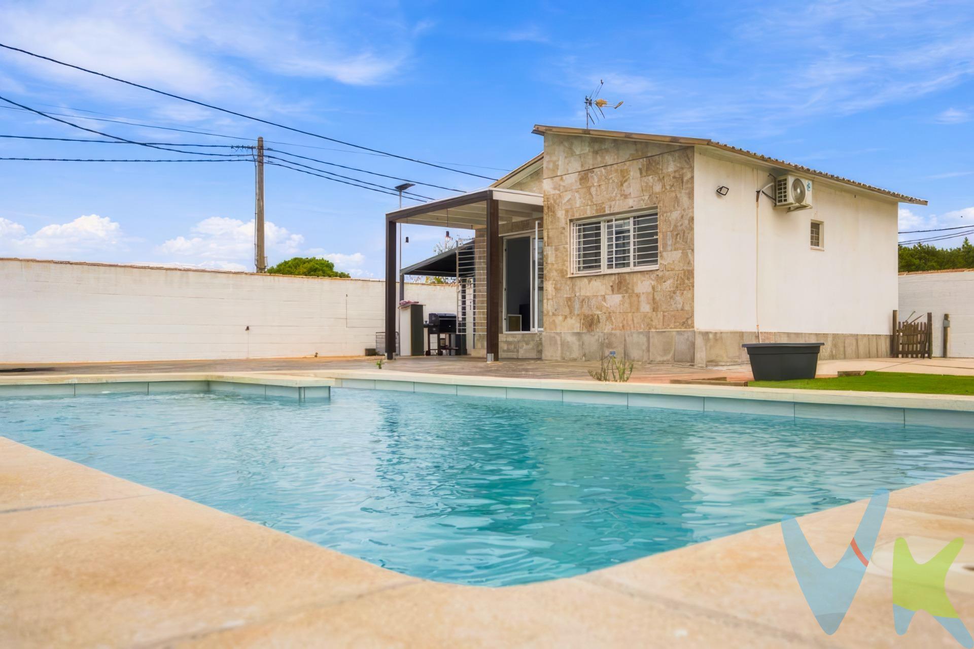 Chalet independiente con piscina privada y parcela de 550 m². Una casa pensada para disfrutar del espacio, la tranquilidad y la vida al aire libre. Se trata de una vivienda prefabricada de una sola planta, levantada sobre una parcela cerrada de aproximadamente 550 m². Una opción práctica y de fácil mantenimiento, ideal tanto para vivir todo el año como para segunda residencia. En su interior encontramos un salón-comedor con cocina americana, luminoso y bien aprovechado, dos dormitorios y un baño completo. Una distribución sencilla y funcional, pensada para el día a día. Pero si algo enamora de esta casa es su exterior: piscina privada, porche cubierto, amplias zonas pavimentadas, espacio de césped artificial, aseo exterior y trastero. Todo ello con total privacidad y muchas posibilidades: comidas al aire libre, zona de juegos, rincón de lectura… o simplemente sol y piscina sin salir de casa. Cuenta además con aire acondicionado y acceso por calle asfaltada. Posibilidad de financiación hipotecaria, sujeta al estudio y aprobación de la entidad financiera. Ven a conocerla: este tipo de parcela con piscina no se queda mucho tiempo en el mercado.