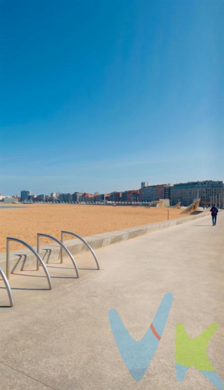 ¡Vive a un paso del mar en Gijón! ??Te presentamos esta luminosa vivienda junto a la Playa de Poniente y muy cerca de la Playa del Arbeyal, en una ubicación ideal para disfrutar de la costa y de la ciudad.Cuenta con dos amplias habitaciones con armarios empotrados, dos baños completos, cocina equipada con electrodomésticos de alta gama y un salón en esquina muy luminoso con grandes ventanales.Toda la vivienda es exterior, sin patios interiores, lo que garantiza mucha luz natural y sensación de amplitud.Ubicada a 10 minutos andando del centro y del Puerto Deportivo, con todos los servicios cerca.Incluye plaza de garaje en el edificio con acceso directo desde el ascensor y un amplio trastero ventilado.Una opción perfecta como vivienda habitual, segunda residencia o inversión. Gastos e impuestos no incluidos en el precio. A título orientativo, en segundas transmisiones, el comprador abonará el Impuesto sobre Transmisiones Patrimoniales (ITP). Para consultar los porcentajes del ITP en Asturias puede hacerlo a través de la web oficial de servicios tributarios del Principado de Asturias https://sede.tributasenasturias.es/sites/sede/default/es_ES/Que-quieres-hacer/Transmisiones-Patrimoniales-y-AJD. La base imponible será el mayor valor entre precio de compraventa, tasación o valor de referencia catastral. Gastos de notaría y registro según aranceles variables según precio, número de copias y complejidad.  El comprador escoge libremente notario. El vendedor asume la plusvalía y el resto de gastos son del comprador. Si se precisa hipoteca: Tasación, condiciones y costes bancarios según entidad elegida por el comprador; así como los gastos de gestoría y cualesquiera otros inherentes a la formalización de la compraventa. De acuerdo con la ley, no se incluyen en el precio otros gastos o tributos que legalmente correspondan al comprador. Honorarios de intermediación inmobiliaria a cargo del vendedor y honorarios de mediación inmobiliaria del 2% más I.V.A. con un mínimo de 2.000 + IVA a cargo del comprador. El consumidor tiene derecho, conforme a la normativa vigente, a disponer de información y documentación adicional relativa al inmueble y condiciones de la compraventa, accesible en la sede física o mediante correo electrónico de la Agencia cuyos datos de contacto aparecen en la página web. La agencia actúa exclusivamente como intermediaria en la operación. Cualquier compraventa y sus condiciones quedan sujetas en todo caso a la aceptación expresa del vendedor del inmueble y a la posterior formalización del correspondiente contrato. El presente anuncio tiene carácter meramente informativo; la información suministrada se corresponde con la disponible a la fecha de publicación, pudiendo variar en función de las circunstancias o actualizaciones legales, contractuales y fiscales.