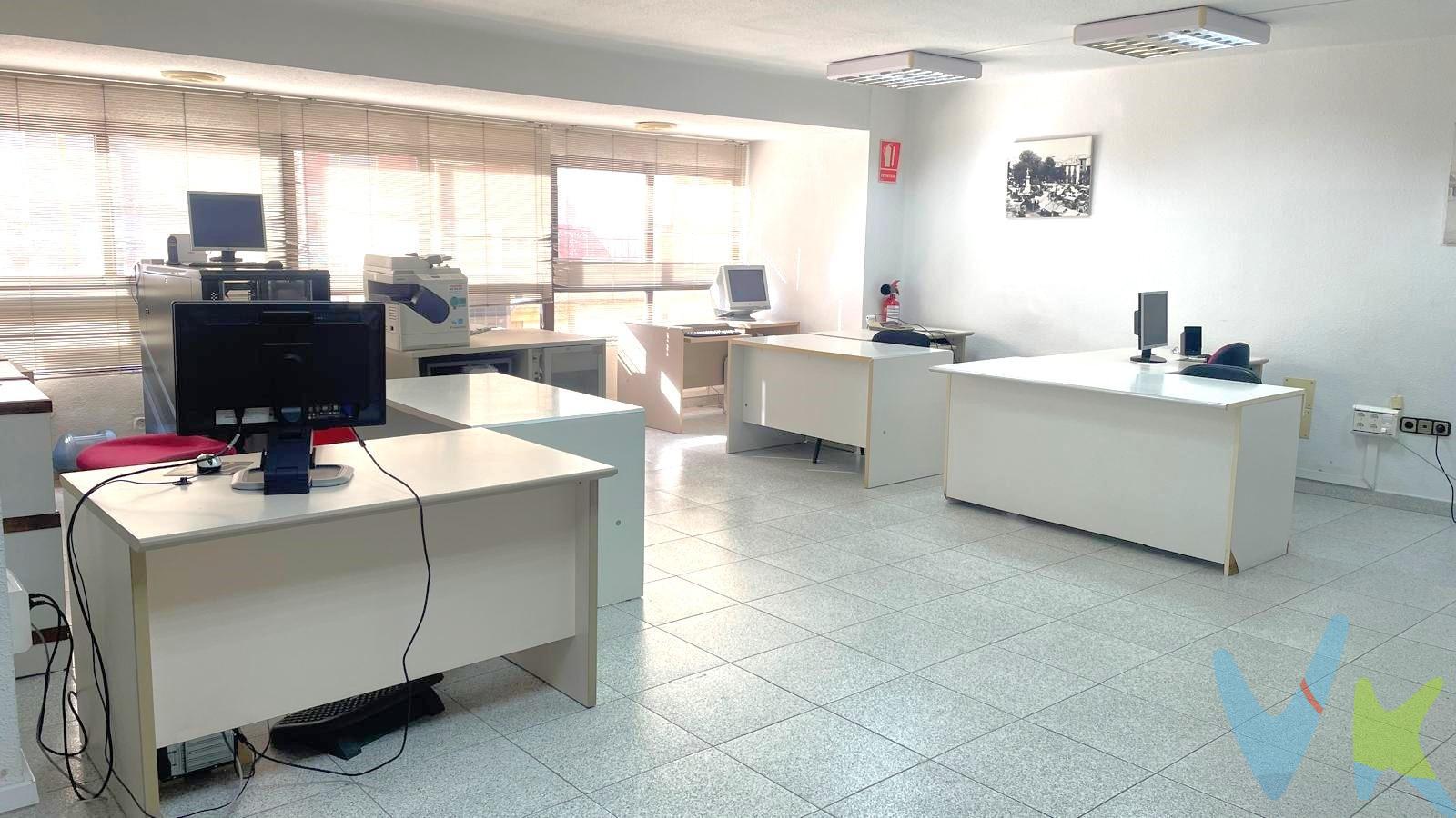 Características del Inmueble:. 	•	Superficie: 285 m² construidos. 	•	Uso: Destinado a oficinas con licencia de actividad en vigor. 	•	Ubicación: Zona centro de Castellón, en un edificio de tres plantas. 	•	Planta: Segunda planta con ascensor. 	•	Distribución:. 	•	Varios despachos con diversas medidas. 	•	Archivadores y espacios destinados al almacenamiento. 	•	Sala de espera. 	•	Distribución adaptable a diferentes necesidades profesionales. 	•	Entorno:. 	•	A pie de calle se encuentra el Colegio Oficial de graduados sociales. 	•	Zona estratégica en el centro de la ciudad, con fácil acceso y servicios cercanos. Este tipo de inmueble es ideal para bufetes, consultorías, empresas de servicios o cualquier negocio que necesite un espacio céntrico y funcional. ¿Quieres visitarlo? Pues no tardes.