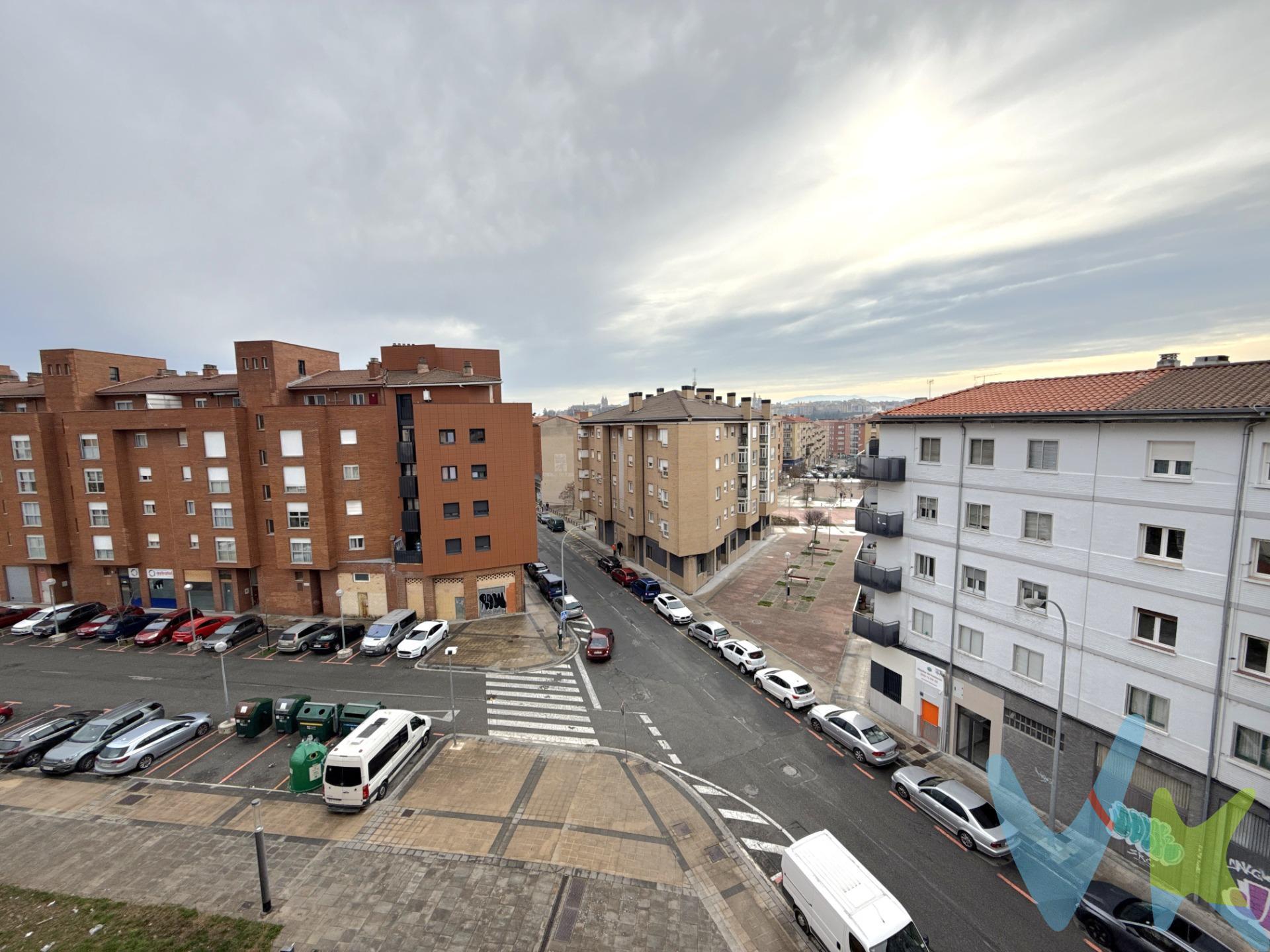 Descubre este atractivo piso ubicado en la cálida zona de Rochapea, ideal para familias que buscan comodidad y accesibilidad. Con una superficie construida de 73 m² y útil de 63 m², esta propiedad se encuentra lista para entrar a vivir. Su orientación sureste garantiza luminosidad durante todo el día, creando un ambiente acogedor en cada rincón del hogar. El inmueble cuenta con tres habitaciones  que ofrecen espacio suficiente para descanso o trabajo desde casa. Además dispone de un baño completo bien distribuido. La urbanización brinda diversas comodidades como zonas infantiles perfectas para los más pequeños así como cercanía a colegios e instalaciones deportivas locales; además disfrutarás del fácil acceso al transporte público gracias a las paradas de autobuses próximas que conectan rápidamente con el centro urbano y otras áreas importantes de la ciudad.