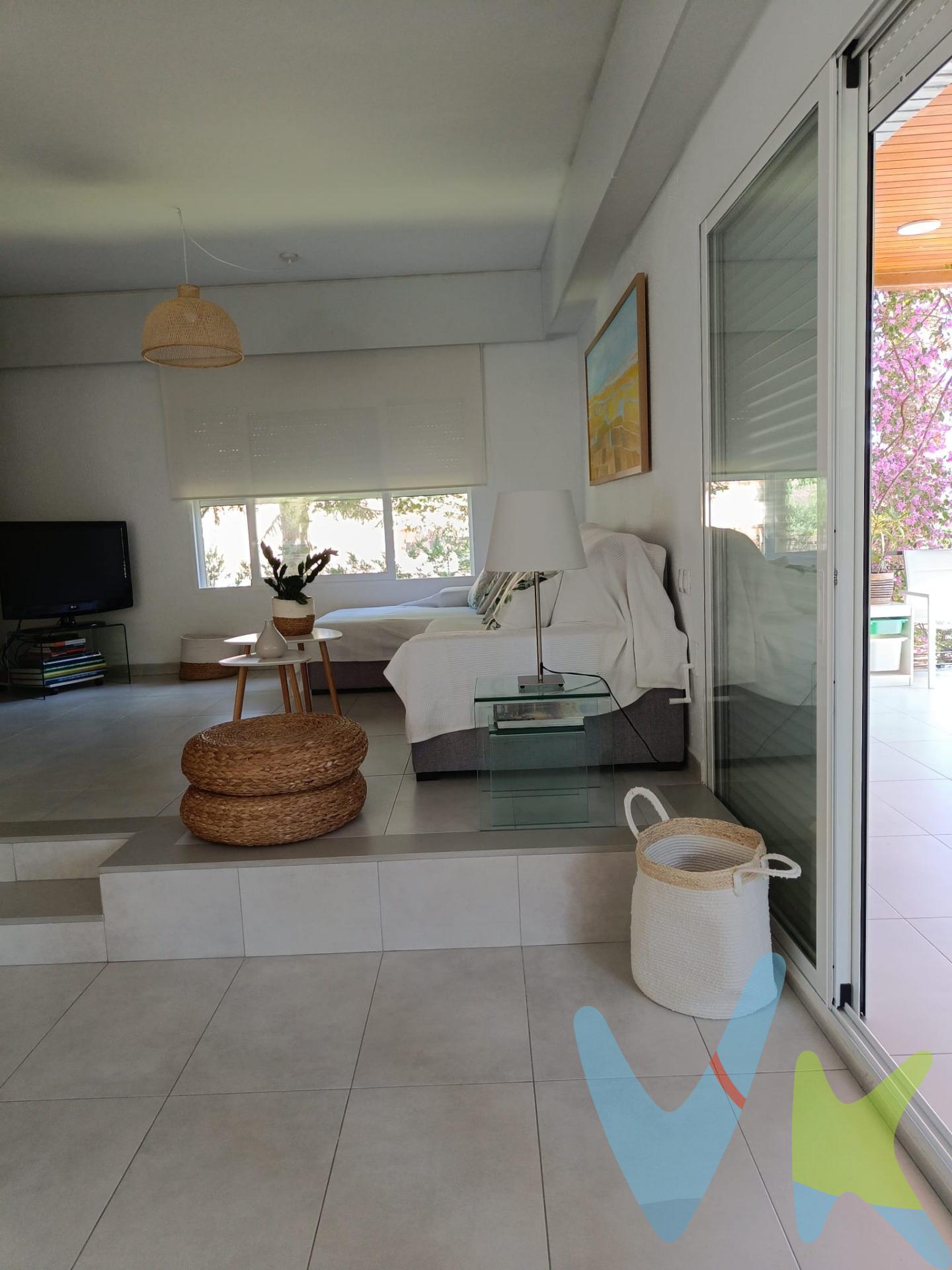 Este chalet reformado de 530 metros de parcela, ubicado en el corazón de El Vedat, combina a la perfección comodidad, estilo y funcionalidad. En la planta baja encontramos un amplio salón con chimenea y acceso directo a una gran terraza, ideal para reuniones familiares. La cocina, práctica y luminosa, se complementa con un baño completo totalmente reformado. En la primera planta, la vivienda dispone de dos habitaciones dobles con acceso directo a terraza con vistas, dos habitaciones simples y un baño completo, también reformado con excelentes calidades. La propiedad se completa con terrazas en ambas plantas, una encantadora piscina para disfrutar durante los meses más cálidos y un práctico paellero donde vivir las mejores experiencias gastronómicas al aire libre. Gracias a su orientación, la casa disfruta de luz natural durante todo el día, creando espacios acogedores y llenos de vida. Una oportunidad única de adquirir un hogar reformado, bien situado y listo para entrar a vivir en una de las zonas residenciales más exclusivas de Torrent. Por mandato expreso del propietario, comercializamos este inmueble en MULTIEXCLUSIVA, lo que le garantiza un servicio de calidad, un trato fácil, sencillo y sin interferencias de terceros. Por este motivo, se ruega no molestar a los propietarios, a los ocupantes de la propiedad y a los vecinos. Muchas gracias por su comprensión. Si Usted es agencia inmobiliaria y tiene un cliente para este inmueble, llámenos, estaremos encantados de colaborar en esta y otras operaciones. La oferta está sujeta a cambios de precio o retirada del mercado sin previo aviso. Este anuncio en su conjunto, incluyendo textos, fotos, imágenes o cualquier otro contenido de este, no es vinculante y puede contener errores. Se muestra a título informativo y no contractual. El precio NO INCLUYE los gastos de corretaje inmobiliario, impuestos (IVA, ITP, AJD), plusvalía, notaría y registro. 