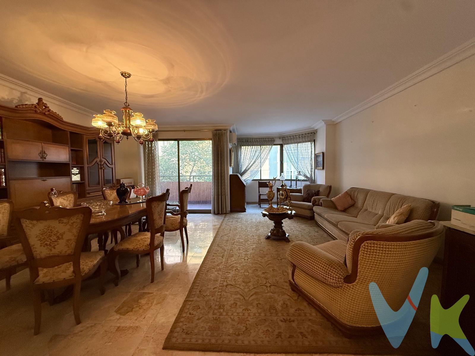 Quieres vivir en el centro de la Ciudad?, este piso puede ser tu nuevo hogar. Se vende amplio piso situado en una de las zonas más demandadas de Palma, el barrio de Bons Aires, a pocos minutos del centro, junto a la calle Blanquerna, y rodeado de todos los servicios, tanto de ocio, con magníficos restaurantes de moda, transporte público a dos  minutos, colegios y zonas comerciales. La vivienda dispone actualmente de 4 habitaciones, que por su distribución,  ofrece la posibilidad de modificar los espacios y crear dormitorios más amplios o nuevas zonas según tus necesidades. El piso destaca por su luminosidad, su distribución versátil y su gran potencial para reformar y adaptarlo al gusto del comprador. Ideal tanto como vivienda familiar como para inversión. En la parte delantera, con acceso desde el salón, dispone de un amplio balcón, y en la parte trasera, de una  terraza de unos 40m2, la cual te permite disfrutar del magnifico clima Mallorquín. Posibilidad de compra de Parking en la misma finca. Características principales:. 4 habitaciones. Amplia terraza. Calefacción central de Gas Ciudad. Fácil modificación de la distribución. Cocina independiente. 2 Baños completos. 1 Aseo. Salón comedor con  entrada de luz natural. Ubicación céntrica, y bien comunicada. Una excelente oportunidad para quienes buscan un piso con encanto, amplitud y muchas posibilidades de personalización en una de las mejores zonas de Palma. 