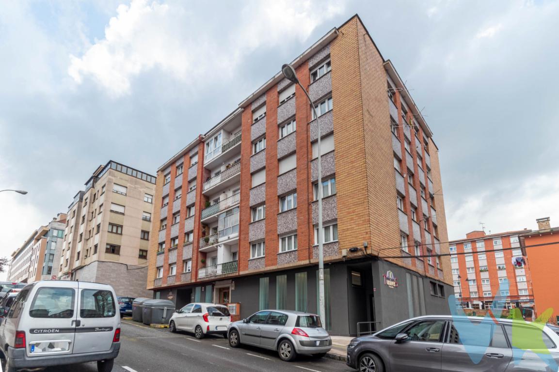 INVERSIÓN SEGURA EN ZONA MUY DEMANDADA  PRECIO POR DEBAJO DE MERCADO     Se vende vivienda en Calle Lope de Vega nº 4, 2ª planta (Gijón), situada en una de las áreas más consolidadas de la ciudad. A tan solo 15 minutos a pie de la Playa de San Lorenzo y del centro de la ciudad, lo que garantiza una localización sólida y con alta demanda tanto residencial como de inversión.La propiedad está distribuida en sala, cocina, dos dormitorios y un baño, con dos estancias exteriores que aportan luz natural y buena ventilación.Actualmente se encuentra arrendada con contrato indefinido de renta antigua, lo que supone una pequeña renta garantizada desde el primer día.El inquilino abona 163 EUR/mes y, además, asume el pago de la cuota ordinaria de Comunidad y del IBI, minimizando los gastos para el propietario y asegurando una gestión muy cómoda.El inmueble se comercializa por 115.000 EUR, un precio muy inferior al valor estimado si la vivienda estuviese libre de arrendamiento, lo que convierte esta adquisición en una excelente oportunidad de compra con alta proyección de revalorización.Una operación ideal para inversores que buscan estabilidad, escasos gastos, una pequeña rentabilidad inmediata y un importante potencial de plusvalía futura.Se informa a los interesados que el precio de venta indicado no comprende los honorarios de la agencia inmobiliaria a cargo del comprador, el Impuesto de Transmisiones Patrimoniales (ITP) ni los gastos asociados a la compraventa (notaría, registro de la propiedad y otros).