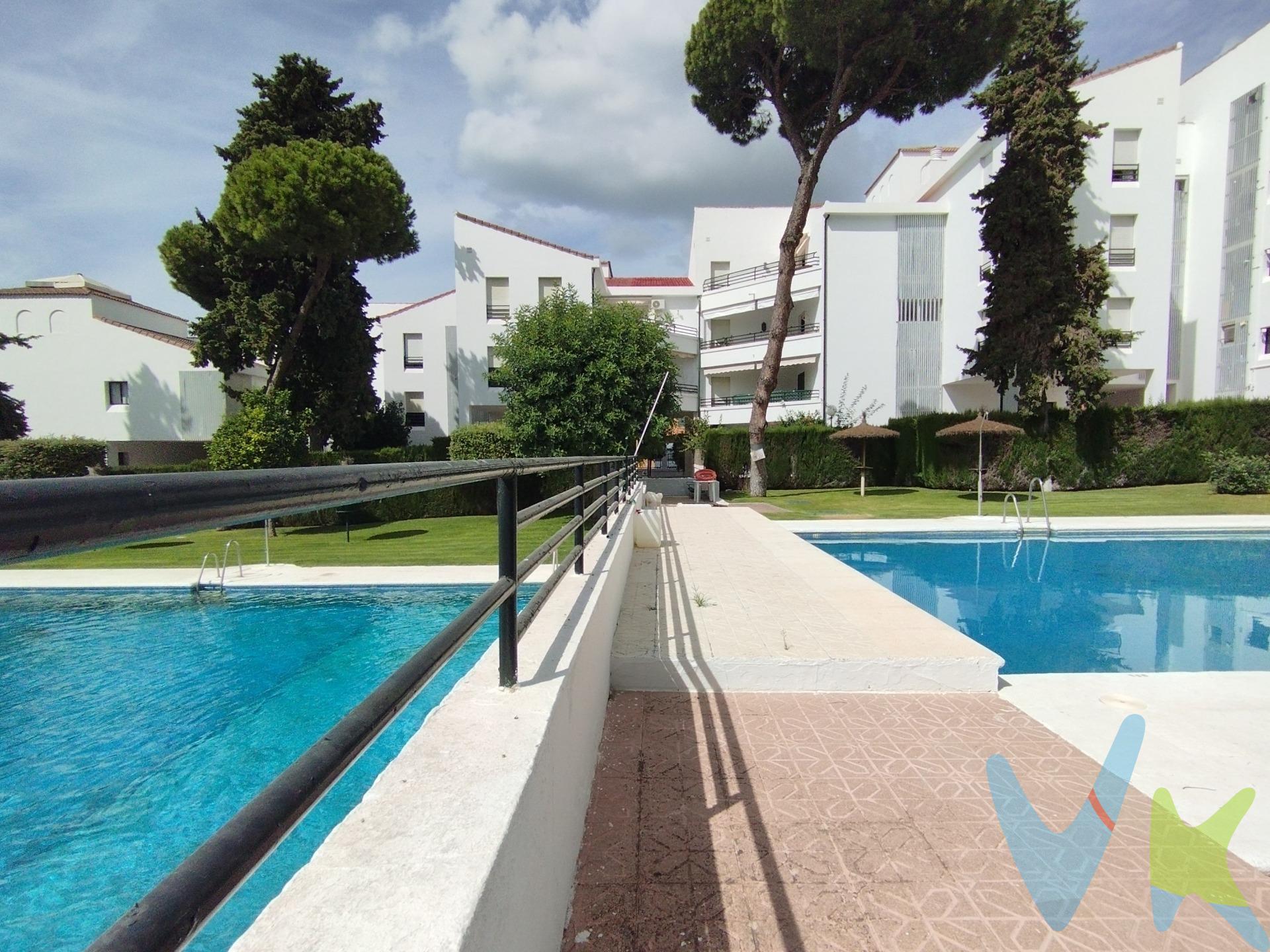 Apartamento ideal para segunda residencia a menos de diez minutos andando de la playa.  Urbanización con amplias zonas ajardinadas y piscinas, bolsas de aparcamiento en superficie. El apartamento se distribuye entrando en un hall que da paso al salón con un buen ventanal al norte, así como a la cocina independiente con electrodomésticos y al pasillo distribuidor de los dos dormitorios dobles con armarios y un cuarto de baño completo. El edificio de cinco plantas con tres viviendas por planta es muy tranquilo, tiene ascensor nuevo según normativa, un trastero colectivo, bolsa de aparcamiento y azotea transitable. En el importe de la comunidad de propietarios se incluye el consumo de agua y las tasas de basura. De acuerdo con lo prevenido en el Decreto 218/2005, de 11 de octubre, se informa al cliente que los Gastos Notariales, Registrales, impuesto de transmisiones (ITP), Honorarios de intermediación, Gastos financieros, y otros gastos inherentes a la compraventa no están incluidos en el precio.