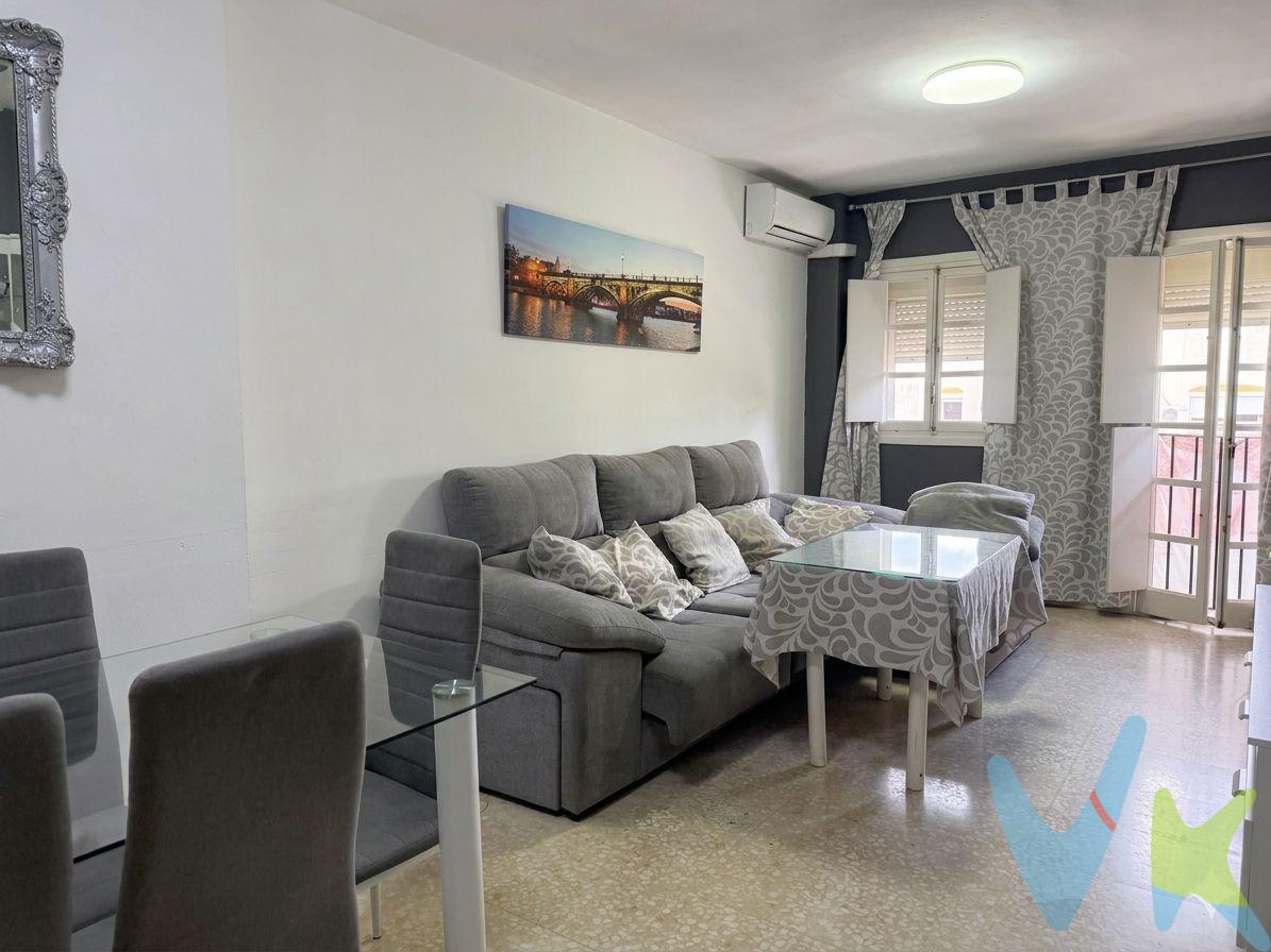 PRECIO DE VENTA: [169.900 + GASTOS] €.  Vendo mi hogar en Calle Mar de Alborán (Sevilla) – . Cuesta mucho dar el paso de vender el lugar donde has sido feliz, pero la vida cambia y es momento de abrir una nueva etapa. Por eso vendo mi piso en Calle Mar de Alborán, una de las zonas más vivas, cómodas y queridas de Sevilla. No es solo un piso; es un hogar lleno de luz, ideal para ver crecer a una familia o empezar un proyecto de vida con espacio y tranquilidad.  Lo que hace especial a esta casa:. Espacio para todos: Cuenta con 3 habitaciones amplias, perfectas para el descanso, teletrabajar o para los niños y 1 cuarto de baño completo. Distribución: Es una vivienda muy alegre, bien ventilada y con esa calidez que solo se siente cuando entras en un verdadero hogar. Una ubicación privilegiada (y con un futuro increíble). Quienes vivimos aquí sabemos lo cotizada que está la zona, y no es para menos. Tienes colegios, comercios, parques y todo lo que necesitas a un paso. Pero lo mejor está por llegar: el futuro metro pasará muy cerca, lo que revalorizará la vivienda y hará que moverte por Sevilla sea aún más fácil. Es una inversión segura en calidad de vida. Si buscas un hogar con alma en una de las mejores zonas de Sevilla, me encantaría enseñártelo. ¡Escríbeme y ven a verlo!. En cumplimiento de las obligaciones de información previstas en la Ley 10/2025, de 28 de diciembre, de servicios de atención a la clientela y transparencia, así como en la normativa sectorial vigente, se hace constar que el precio indicado no incluye los gastos e impuestos inherentes a la adquisición, los cuales se desglosan a continuación:. •	Impuesto sobre Transmisiones Patrimoniales (ITP): Se aplicará el tipo impositivo vigente en la Comunidad Autónoma de Andalucía, generalmente el 7% (11.893€), sin perjuicio de tipos reducidos del 3,5%, 1,2% o 1% aplicables según las circunstancias personales del comprador o las características del inmueble). El impuesto se devenga sobre el Valor de Referencia de Catastro o el precio de venta, aquel que resulte superior. •	Gastos de Notaría: Los honorarios notariales se calcularán conforme al arancel oficial regulado en el Anexo I, del Real Decreto 1426/1989, de 17 de noviembre, por el que se aprueba el arancel Notarial. •	Gastos de Registro: La inscripción en el Registro de la Propiedad se facturará según el arancel oficial establecido en el ANEXO I, del Real Decreto 1427/1989, de 17 de noviembre, por el que se aprueba el arancel Notarial. •	Gastos de Gestión (Gestoría): Los honorarios por la tramitación administrativa, liquidación de impuestos e inscripción registral ascienden aproximadamente a [545] € (IVA incluido). •	Honorarios Agencia del Vendedor: incluidos en el PVP. •	Honorarios Agencia del comprador: La agencia prestará los servicios de información, asesoramiento y acompañamiento previstos en el Encargo de Servicios y en el D.I.A. Si solicita servicios adicionales o personalizados, sus honorarios serán informados previamente, de forma individualizada y por escrito, conforme a la libertad de pactos y a la normativa vigente. NO VINCULADOS AL PRECIO DE COMPRA. Para una información exhaustiva sobre el funcionamiento, tipos impositivos y bonificaciones del ITP en Andalucía, puede consultar el portal oficial de la Agencia Tributaria de la Junta de Andalucía en el siguiente enlace:. https://www.juntadeandalucia.es/organismos/economiahaciendayfondoseuropeos/areas/tributos-juego/tributos/paginas/impuestos-cedidos-transmisiones.html; . Documento D. I. A. a disposición del consumidor según Decreto 218/2005 Junta de Andalucía. 