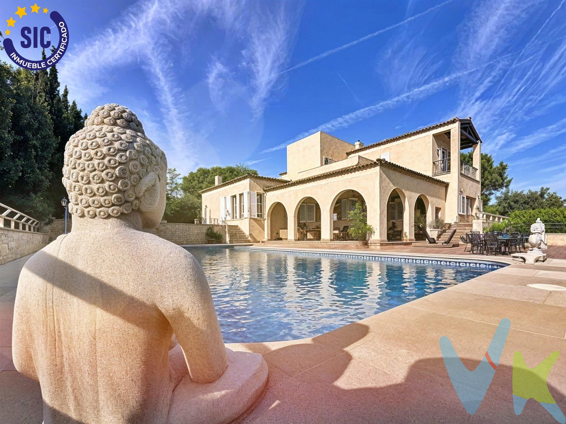 En la exclusiva y elevada urbanización El Respirall de Alzira (Valencia), emerge una residencia que define el lujo y la reclusión. Este impresionante chalet de 483 m² de construcción se asienta sobre una extensa parcela privada de más de 3.800 m², garantizando una privacidad que es absoluta y una sensación de retiro inigualable. En el interior, la vivienda destaca por su arquitectura y sus calidades de primer nivel. El corazón del hogar es un salón majestuoso, un espacio bañado en luz natural que se integra con una elegante biblioteca y un comedor de gala, ideal para las grandes celebraciones. La distribución es excepcional: seis habitaciones luminosas y cinco baños con acabados en materiales nobles que invitan al tacto. La gran cocina, diseñada para la vida familiar y social, se complementa con una zona de lavandería discreta y totalmente equipada. Terrazas estratégicamente orientadas a todos los puntos cardinales permiten contemplar cada fase del día, desde el amanecer hasta el ocaso. El bienestar físico se vive en el detalle: sumérgete en la refrescante piscina en los días de sol o siente el calor envolvente y purificador de la sauna privada, una experiencia que regenera el cuerpo y la mente. La exuberante parcela se mantiene impecable gracias a un sistema de riego automático, asegurando el placer de pasear por jardines cuidados al detalle sin el esfuerzo del mantenimiento. La residencia ofrece una vida activa y cómoda, dada su proximidad a puntos clave de ocio y servicios. Educación y Seguridad: La comodidad para familias se refuerza con la proximidad al Colegio Inglés de Águas Vivas, que ofrece servicio de bus. Para una tranquilidad total, la propiedad está equipada con un robusto sistema de alarma. El confort técnico es integral: las estancias disfrutan de una temperatura ideal durante todo el año gracias al aire acondicionado y la calefacción central de gas. Se sitúa a poco más de media hora del aeropuerto de Valencia y a una hora y cuarto del aeropuerto de Alicante, con acceso rápido a Valencia tanto por autovía interior como por la costa. VENTA:. PVP 850.000€.  Gastos e impuestos no incluidos en el precio. La compra conlleva impuestos y gastos de formalización para el comprador. A título orientativo se informa que en segundas transmisiones el  ITP  con carácter general en  Valencia  es del  10%, pudiendo existir otros tipos impositivos atendiendo a  las circunstancias  personales del comprador u otras circunstancias previstas legalmente. Base imponible del impuesto el mayor valor entre el precio de compraventa, la tasación o el valor de referencia catastral. En cuanto a los gastos de  notaría y registro, en su caso,  suelen oscilar aprox; entre 1,5% y 2,5% (aranceles variables según precio, n.º de copias y complejidad). El comprador elige notario. Si el comprador precisase de  hipoteca: tasación, condiciones y costes bancarios serán según entidad elegida por el comprador, así como los gastos de gestoría, y cualesquiera otros gastos inherentes a la formalización de la compraventa que legalmente correspondan a la parte compradora, salvo pacto expreso en contrario con el vendedor. El consumidor tiene,  conforme a la normativa vigente, a su disposición información y documentación adicional relativa al inmueble y condiciones de la compraventa, que podrá ser consultada en C/Joaquín Costa 4, bajo 46005 Valencia o urbe2@remax.es. Honorarios de mediación inmobiliaria a cargo del  COMPRADOR: (3% del precio final de venta más IVA (21%), salvo otro pacto.); y  de VENDEDOR (según acuerdo con el mismo). . Se informa al consumidor que la agencia actúa como intermediaria inmobiliaria en la operación, estando cualquier eventual compraventa y sus condiciones sujeta a la aceptación expresa del propietario-vendedor y a la posterior formalización del correspondiente contrato.