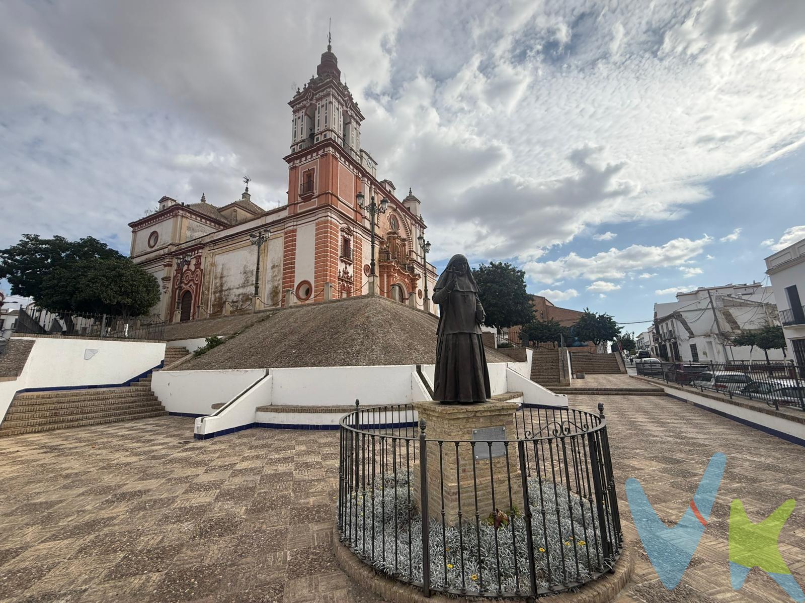 PRECIO DE VENTA: [I69.500 + GASTOS] €. Vivienda en pleno corazón de Las Cabezas de San Juan (Sevilla). Si estás buscando una casa con encanto, amplitud y muchas posibilidades, esta puede ser la tuya. Situada a un paso del Ayuntamiento, la Casa de la Cultura y el Teatro Municipal, vivir aquí es disfrutar del centro con todo al alcance de la mano. Colegios, supermercados y comercios muy cerca, lo que la convierte en una opción perfecta tanto para vivir como para invertir. - Distribución de la vivienda. 🔹 Planta baja:. Salón–recibidor con escalera de acceso a la planta superior. - Aseo de cortesía. - Cocina independiente. - Pequeño patio donde se encuentra el termo de agua caliente. 🔹 Primera planta:. - Dos dormitorios. - Tercera habitación vestidor con baño completo y bañera 🛁. -  Desde esta planta parte la escalera hacia la azotea. 🔹 Azotea:. Espaciosa terraza/azotea ideal para disfrutar del sol o tender. Cuarto lavadero con ropero empotrado, muy práctico y funcional. - A solo 35 minutos de Sevilla capital 🕒 y a menos de una hora de las playas de Cádiz y Sanlúcar , combina perfectamente tranquilidad y buena comunicación. ¡ La vivienda necesita mejoras, pero ofrece una gran base para reformar a tu gusto y crear el hogar con el que siempre soñaste!.  Una casa con historia, situada en una calle tranquila y llena de posibilidades, en el corazón de Las Cabezas de San Juan. . En cumplimiento de las obligaciones de información previstas en la Ley 10/2025, de 28 de diciembre, de servicios de atención a la clientela y transparencia, así como en la normativa sectorial vigente, se hace constar que el precio indicado no incluye los gastos e impuestos inherentes a la adquisición, los cuales se desglosan a continuación:. * Impuesto sobre Transmisiones Patrimoniales (ITP): se aplicará el tipo impositivo vigente en la Comunidad Autónoma de Andalucía (generalmente el 7% (4.865 €), sin perjuicio de tipos reducidos del 3,5%, 1,2% o 1% aplicables según las circunstancias personales del comprador o las características del inmueble). El impuesto se devenga sobre el Valor de Referencia de Catastro o el precio de venta, aquel que resulte superior. * Gastos de Notaría: Los honorarios notariales se calcularán conforme al arancel oficial regulado en el Anexo I, del Real Decreto 1426/1989, de 17 de noviembre, por el que se aprueba el arancel Notarial. * Gastos de Registro: La inscripción en el Registro de la Propiedad se facturará según el arancel oficial establecido en el ANEXO I, del Real Decreto 1427/1989, de 17 de noviembre, por el que se aprueba el arancel Notarial. * Gastos de Gestión (Gestoría): Los honorarios por la tramitación administrativa, liquidación de impuestos e inscripción registral ascienden a [545,00€] aproximadamente (IVA incluido). * Honorarios Agencia del Vendedor: incluidos en el PVP. * Honorarios Agencia del comprador: Se informa que existen honorarios profesionales a cargo del adquirente, en aquellos casos, en que se hubieran contratado servicios de encargo de compra. La agencia prestará los servicios de información, asesoramiento y acompañamiento previstos en el Encargo de Servicios y en el D.I.A. Si solicita servicios adicionales o personalizados, sus honorarios serán informados previamente, de forma individualizada y por escrito, conforme a la libertad de pactos y a la normativa vigente. NO VINCULADOS AL PRECIO DE COMPRA. Para una información exhaustiva sobre el funcionamiento, tipos impositivos y bonificaciones del ITP en Andalucía, puede consultar el portal oficial de la Agencia Tributaria de la Junta de Andalucía en el siguiente enlace:. https://www.juntadeandalucia.es/organismos/economiahaciendayfondoseuropeos/areas/tributos/juego/tributos/paginas/impuestos-cedidos-transmisiones.html. Documento D.I.A. a disposición del consumidor según Decreto 218/2005 Junta de Andalucía.