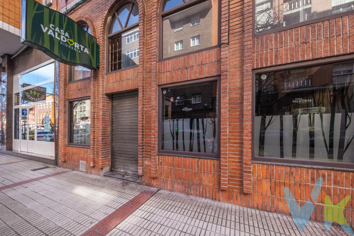 Se vende amplio local de hostelería instalado como restaurante parrilla.    Ponemos a la venta este fantástico local de 191m en dos plantas, situado en pleno centro de Barrio de la Sidra en El Llano.No dejes escapar la oportunidad de emprender tu negocio en este local que te ofrece mucho espacio para desarrollar cualquier actividad, una excelente ubicación en una zona de Gijón que cuenta con todos los servicios y donde sus vecinos desarrollan su día a día en el barrio.  Con salida de humos y chimenea.Amplia cocina totalmente equipada.En planta calle nos encontramos con barra, cocina, parrilla, aseos y amplia zona de sala con mesas y sillas.En la planta superior dispone de otra zona acondicionada con mesas, sillas y un almacén de mercancía.  El local es apto para cualquier giro de actividad.   En el precio no están incluidos los impuestos ni los gastos de notaría y registro.