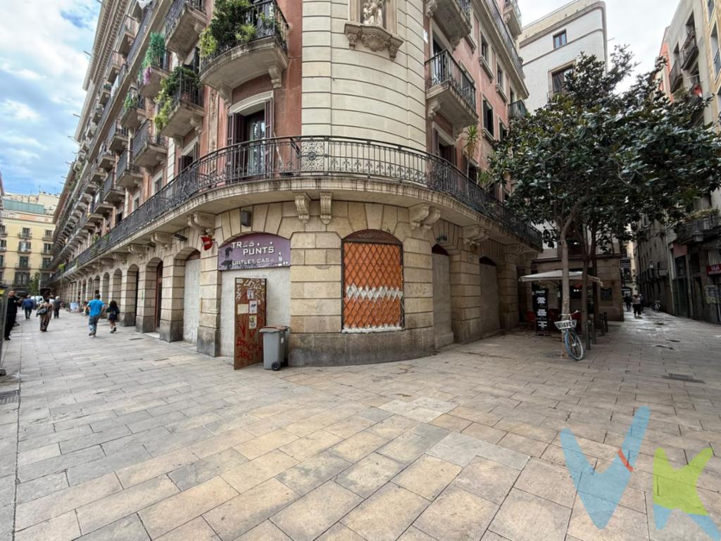 LOCAL ESQUINERO EN VENTA EN PLAÇA DE LA VILA DE MADRID · GÒTICLocal comercial situado en Plaça de la Vila de Madrid, esquina con carrer del Bot, próximo a La Rambla, Portal de lÀngel y Plaça de Catalunya.Dispone de 106,33 m² construidos escriturados y 90,16 m² útiles, íntegramente en planta baja. Destaca por su fachada en esquina, con cinco escaparates, y una distribución principalmente diáfana que permite adaptar el espacio a diferentes formatos comerciales.Características-Acceso directo desde la calle.-Fachada con escaparates hacia la plaza y carrer del Bot.-Altura interior de entre 3 y 3,82 m.-Longitud interior aproximada de 15,49 m.-Anchura de unos 4,905 m en el cuerpo principal y hasta 7,32 m en la zona de esquina.-Aseo existente.-Local vacío y disponible, para reformar.Entorno comercial y ubicaciónEn su entorno inmediato hay comercios de calzado y moda, una cafetería, establecimientos hoteleros y Decathlon en la propia plaza. Su posición entre La Rambla y Portal de lÀngel lo sitúa próximo a dos de los principales ejes comerciales del centro de Barcelona.La plaza alberga la Vía Sepulcral Romana, una necrópolis de los siglos I a III d. C. que forma parte del patrimonio histórico de la ciudad. Cuenta, además, con un proyecto municipal de mejora de la pasarela y del perímetro del recinto arqueológico, una actuación favorable para el cuidado del entorno.Posibles actividadesPor su distribución, altura y exposición de fachada, puede encajar con comercio de moda, calzado, complementos, decoración, showroom, pequeña galería o servicios de atención al público. Implantación sujeta a la compatibilidad y los requisitos de cada actividad.ComunicacionesBien comunicado mediante las estaciones de Catalunya L1 y L3 y Liceu L3, con conexiones de FGC y Rodalies en Plaça de Catalunya y líneas de autobús en La Rambla y el entorno de la plaza, entre ellas 59 y V13. El precio no incluye los impuestos aplicables a la compraventa (ITP o IVA, según corresponda), los gastos de notaría y registro ni los honorarios de agencia a cargo del comprador: 5 % del precio de venta + IVA, cuando procedan.API 14133 · AICAT 12605