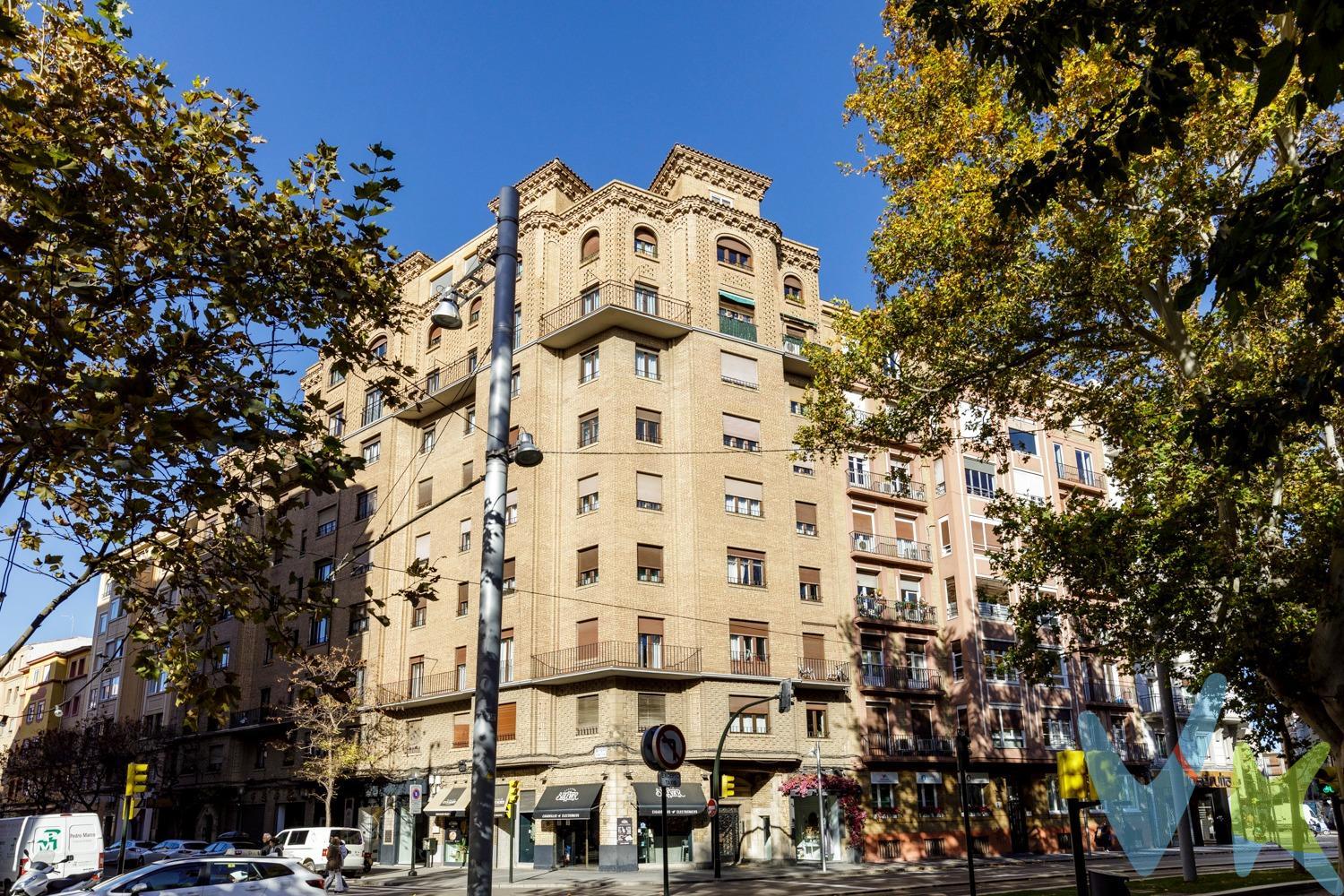 Amplia vivienda en Gran Vía: ideal tanto para vivir como para invertir. Piso de 150 m² construidos (135 m² útiles) situado en Gran Vía, en una cuarta planta que hace sexto en altura, lo que le aporta mucha luz y vistas despejadas. Parte de la vivienda es exterior. La finca dispone de acceso adaptado para personas con movilidad reducida, ascensor y servicio de conserjería. La vivienda cuenta actualmente con cinco dormitorios, dos baños y un aseo, cocina independiente y varios armarios empotrados. Dispone de calefacción y agua caliente central con contador individual, lo que garantiza confort y control de gastos. 🏡 Producto ideal para familias, por su amplitud, distribución, luminosidad y ubicación céntrica con todos los servicios, colegios, comercios y excelentes comunicaciones. 💼 Excelente oportunidad para inversores, ya que su distribución permite reconfigurarse fácilmente hasta 7 dormitorios, ideal para alquiler por habitaciones a estudiantes o profesionales, con una rentabilidad bruta estimada cercana al 7 % y posibilidad de superar el 20 % sobre capital aportado mediante financiación. Una vivienda versátil, en una de las mejores zonas de Zaragoza, que funciona tanto como hogar definitivo como activo de alta rentabilidad. 