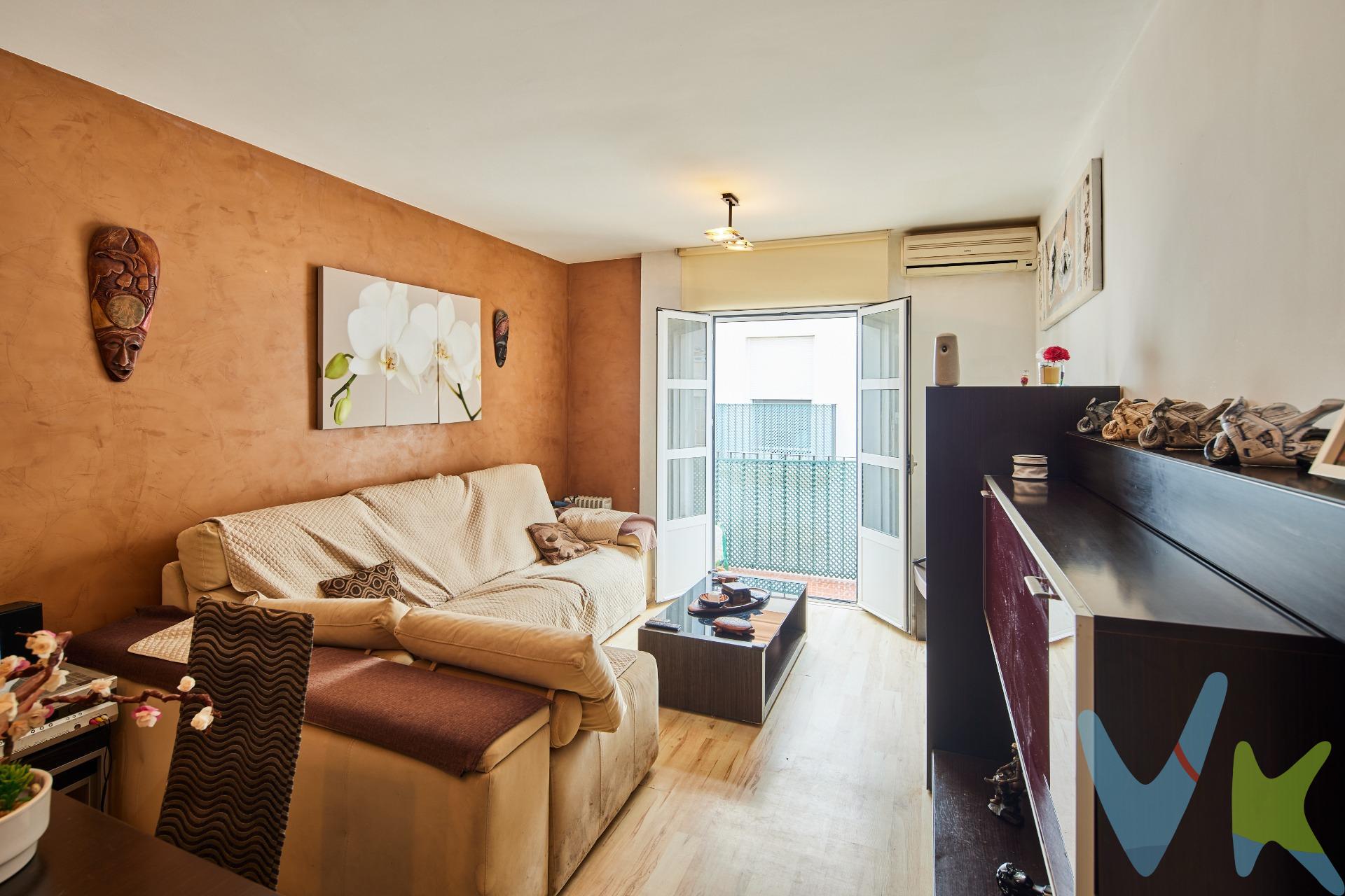 EL HOGAR QUE ESTABAS BUSCANDO PARA EMPEZAR UNA NUEVA ETAPA. ¿Buscas tu primera vivienda en San Fernando y quieres tenerlo todo a tu alcance? Esta puede ser la oportunidad que estabas esperando. Te presentamos esta amplia vivienda VPO de 101 m², pensada para parejas y familias que buscan un hogar cómodo, funcional y en una ubicación privilegiada de San Fernando. La vivienda dispone de 3 dormitorios y 2 baños completos, ofreciendo el espacio que necesitas para disfrutar del día a día con toda la comodidad. Su salón, luminoso y acogedor, cuenta con balcón a la calle, al igual que el dormitorio principal, creando espacios exteriores que aportan luz y amplitud. La cocina, actual y totalmente equipada, está preparada para que puedas instalarte y empezar a disfrutarla desde el primer día. Y para que no tengas que preocuparte por nada, la vivienda se vende junto con una amplia plaza de garaje y un trastero en el mismo edificio.  UNA UBICACIÓN PARA DISFRUTARLA CADA DÍA. Se encuentra en una de las zonas más demandadas de San Fernando, rodeada de colegios, centros médicos, centros comerciales y todo tipo de servicios necesarios para hacerte la vida más cómoda. Y si eres de los que disfrutan del mar, tienes otro gran atractivo: la mítica Playa de Camposoto se encuentra a tan solo 800 metros. Una vivienda que combina espacio, comodidad, servicios y cercanía a la playa, perfecta para quienes quieren dar el paso y convertir una casa en su verdadero hogar.  TU PRIMER HOGAR NO TIENE POR QUÉ SER UN SUEÑO. PUEDE SER ESTA VIVIENDA.  Ven a visitarla y descubre personalmente todo lo que puede ofrecerte. ¡Llámanos y agenda tu visita!