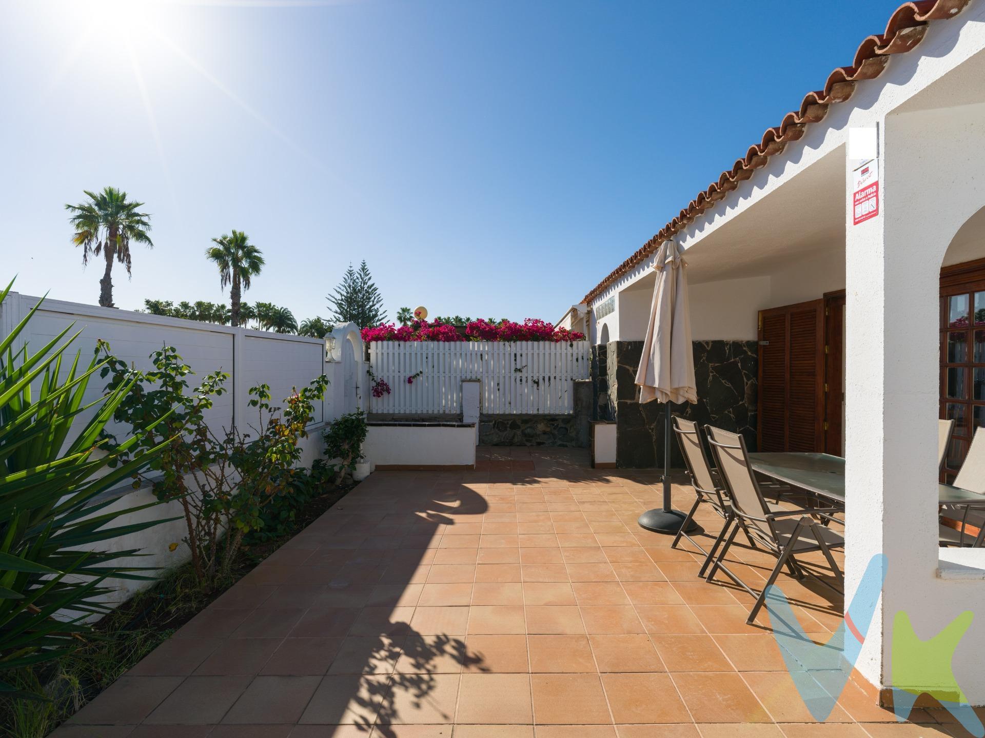 Bungalow con semi-sótano en Campo Internacional de Maspalomas situado en esquina y con una privacidad excepcional. Forma parte de un complejo residencial con piscina comunitaria, aunque cuenta con entrada directa e independiente desde la calle y posibilidad de aparcar cómodamente justo delante del bungalow. La vivienda se distribuye en una planta principal de 60,31 m² compuesta por salón-comedor con cocina, solana, dos dormitorios dobles y un baño con plato de ducha. Además, dispone de un amplio semi-sótano de aproximadamente 90 m² dividido en varias estancias, con conexión de agua y múltiples posibilidades de acondicionamiento, incluyendo la opción de incorporar un segundo baño. La parcela tiene 188 m², de los cuales 127,69 m² corresponden a zona ajardinada, ideal para crear un exterior a medida. . Campo Internacional es una de las zonas más valoradas de Maspalomas por su tranquilidad, su entorno ajardinado y su cercanía a las Dunas, el Faro y el paseo marítimo, con fácil acceso a servicios, restaurantes y zonas de ocio. Una propiedad con gran potencial para actualizar y personalizar en una ubicación privilegiada. Una oportunidad única en el sur de Gran Canaria. Contáctenos para más información o una visita!. Gastos e impuestos no incluidos en el precio. La compra conlleva impuestos y gastos de formalización. Base imponible: el mayor entre precio de compraventa y valor de referencia catastral. Orientativo: 2ª mano ITP 6,5% + notaría/registro aprox. 0,3%–0,8% (aranceles variables según precio, nº de copias y complejidad). Si hay hipoteca: tasación y costes bancarios. Entregaremos una estimación detallada para la propiedad teniendo en cuenta las circunstancias concretas del comprador. Anuncio sujeto a errores, cambios de precio, omisión y/o retirada del mercado sin aviso previo. 