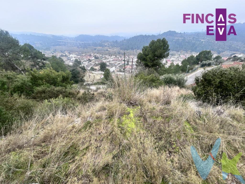 Fincas Eva presenta esta parcela situada en el encantador municipio de El Pont de Vilomara i Rocafort, una zona tranquila y rodeada de naturaleza, perfecta para quienes buscan calidad de vida sin renunciar a la cercanía de núcleos urbanos importantes.La parcela se encuentran en un entorno residencial consolidado, con buen acceso y un ambiente familiar y sosegado, ideal tanto para construir una vivienda unifamiliar como para realizar una inversión a medio o largo plazo.Ambas parcela es urbanizable, lo que permite edificar conforme a la normativa vigente, contando con la ventaja de ubicarse en una zona en crecimiento y con una clara proyección de revalorización.El Pont de Vilomara destaca por su entorno natural privilegiado, rodeado de montañas, rutas de senderismo y paisajes abiertos, ofreciendo un estilo de vida tranquilo y saludable. Al mismo tiempo, dispone de los servicios esenciales del día a día y buenas conexiones con localidades cercanas, lo que lo convierte en una opción muy atractiva tanto como primera residencia como segunda vivienda.Esta parcela representa una excelente oportunidad para quienes desean construir una vivienda a medida, adaptada a sus gustos y necesidades, en un entorno sereno y bien comunicado. También es ideal para inversores que busquen suelo con potencial en una zona cada vez más demandada.No deje pasar esta oportunidad. Para más información, detalles urbanísticos o concertar una visita, no dude en ponerse en contacto. Estaremos encantados de asesorarle y ayudarle a dar el primer paso hacia su nuevo proyecto.
