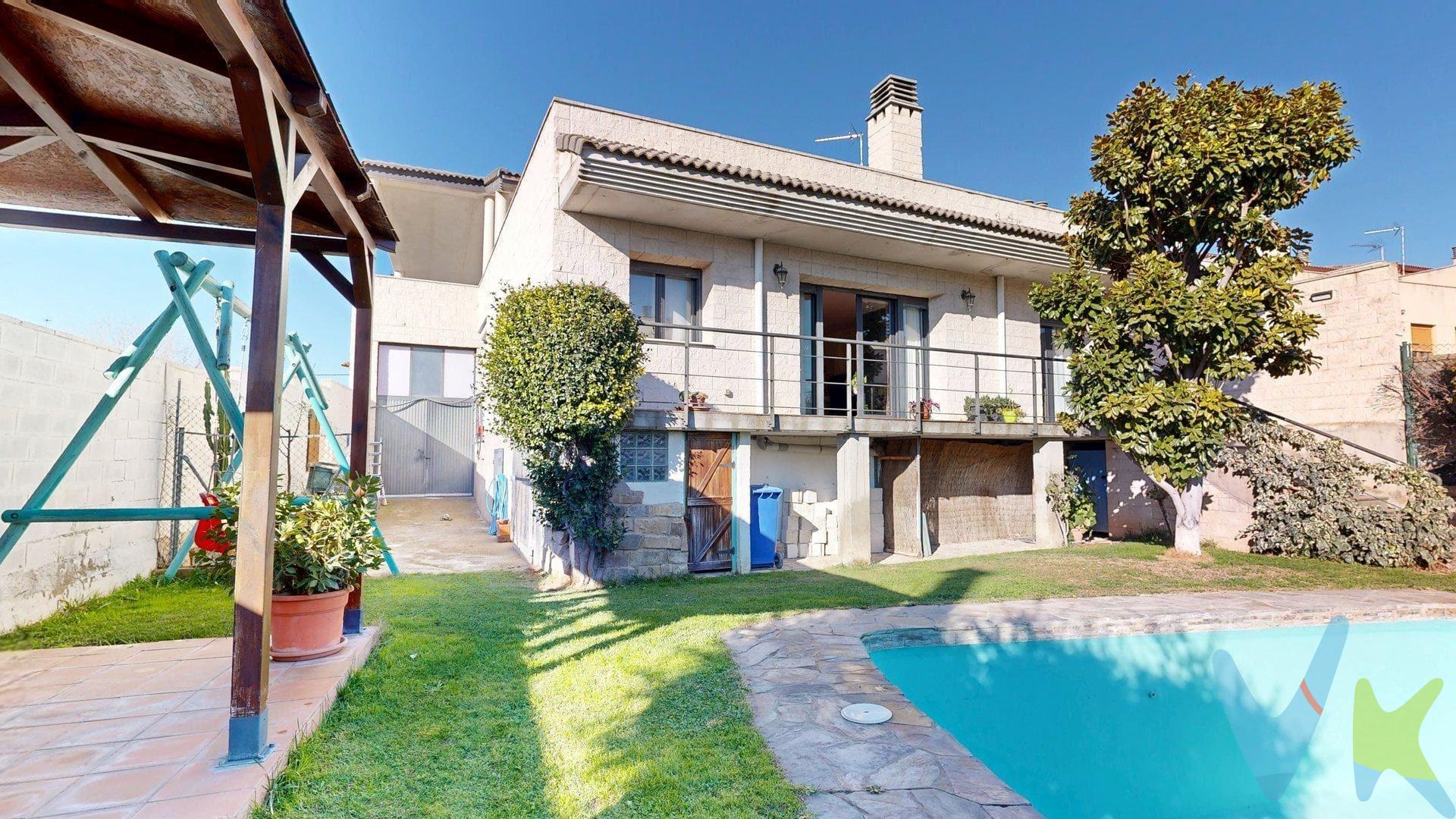 Impresionante vivienda en el casco urbano de Nuez de Ebro. Distribuida en tres plantas, con amplios espacios, gran jardín y piscina. Planta baja:. Bodega de 54 m². Planta calle:. Hall de 16 m². Salón de 54 m² con chimenea. Cocina equipada de 14 m². Dormitorio de 12 m². Dormitorio de 20 m² con baño completo. Terraza de 15 m². Jardín de 215 m² con césped, riego por aspersión y piscina con depuradora. Garaje de 74 m² con 4,11 m de altura. Primera planta:. Dormitorio de 15 m². Despacho de 6 m². Dormitorio principal de 30 m² con baño en suite de 15 m², equipado con ducha y bañera. Impresionante terraza de 126 m². Calidades y equipamiento:. Suelos de parquet flotante y gres. Ventanas climalit. Calefacción de gasoil. Aire acondicionado en planta calle. Descalcificador. Piscina con depuradora. Césped y zona de merendero. Una vivienda única con acabados de calidad, amplias estancias. Ideal para familias que buscan calidad de vida. A tan solo 20 minutos de Zaragoza por la autopista A2. El precio no incluye impuestos, gastos de notaría, registro ni honorarios de intermediación. Este anuncio tiene carácter informativo y no es contractual. Puede estar sujeto a errores o modificaciones.