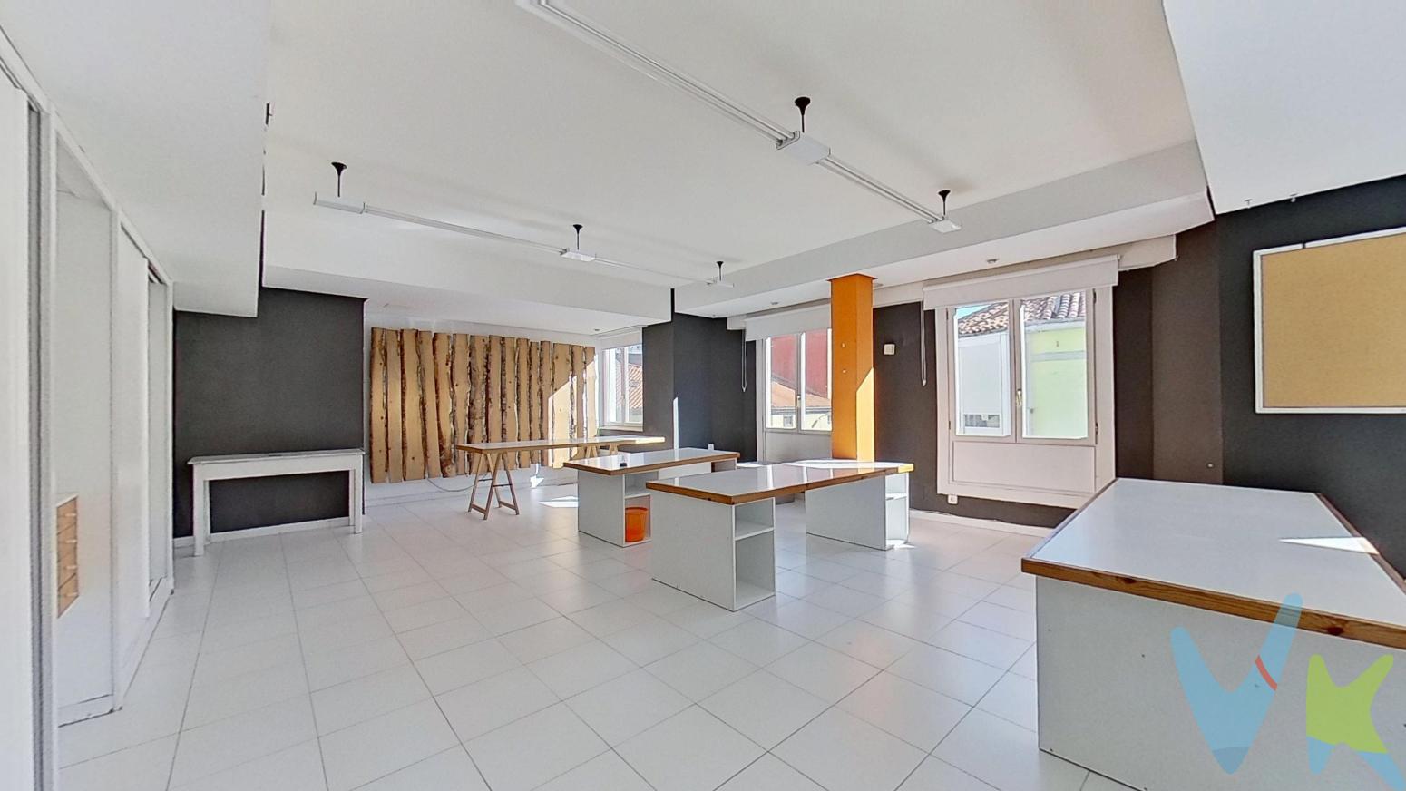 Amplio y soleado piso en pleno centro de Torrelavega Si buscas un hogar con espacio, luz y una ubicación inmejorable, este piso de 136 m² en pleno centro de Torrelavega es para ti. Situado en una segunda planta, disfrutarás de una vivienda rodeada de todos los servicios esenciales: colegios, farmacias, bancos, restaurantes ¡todo a la puerta de casa!Su orientación sur, este y suroeste garantiza una luminosidad excepcional durante todo el día. Además, cuenta con dos galerías y dos balcones, donde podrás relajarte disfrutando de unas estupendas vistas a la ciudad.Este inmueble, anteriormente utilizado como estudio de arquitectura, ofrece una distribución versátil con un vestíbulo, dos amplios despachos, un aseo y una gran sala de trabajo. Si tu sueño es diseñar tu hogar a medida, facilitamos planos con distintas opciones para adaptarlo a tu estilo de vida.Construido en 1956, pero en buen estado de conservación, destaca por su amplitud y suelo de gres, aportando calidez y funcionalidad a cada espacio.Un piso con carácter, espacio y luz en el corazón de la ciudad. ¿Te imaginas viviendo aquí? ¡Llámanos y ven a descubrirlo! 