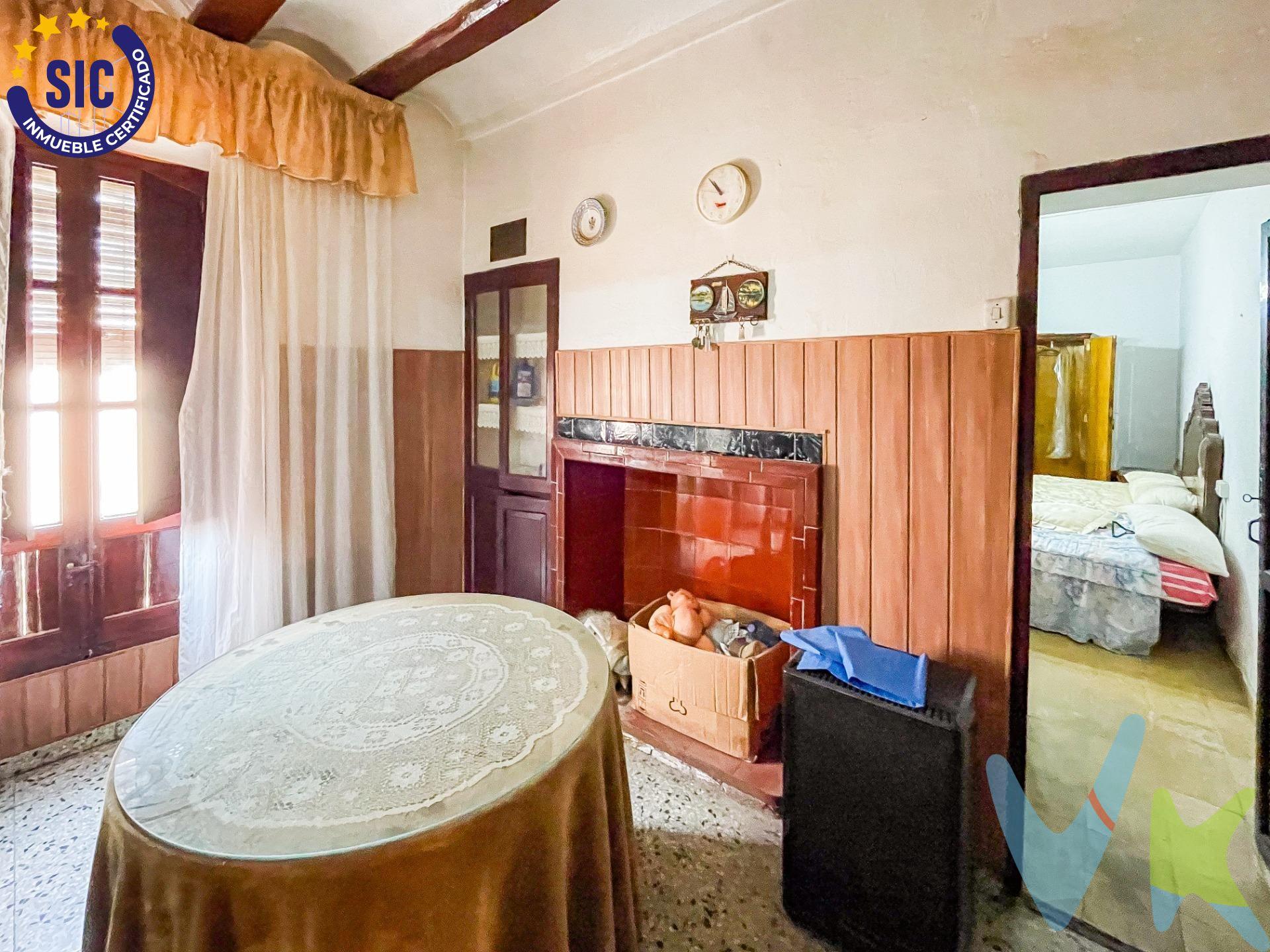 La casa se encuentra en el corazón de Bocairent, un pintoresco pueblo lleno de historia y encanto. Esta antigua propiedad está situada a tan solo unos pasos de la plaza principal y rodeada de todos los servicios esenciales, lo que la convierte en una joya escondida en una ubicación privilegiada. La casa tiene el carácter único de las viviendas tradicionales de la zona, con muros de piedra y detalles arquitectónicos que cuentan historias de épocas pasadas. Aunque es evidente que requiere una renovación, esta propiedad ofrece un lienzo perfecto para aquellos con visión y deseo de crear un hogar especial en un entorno lleno de vida. El techo de la casa ya ha sido parcialmente renovado, asegurando que una parte de la estructura esté protegida y lista para recibir a sus nuevos propietarios. Sin embargo, otra sección del techo conserva su antigüedad, lo que permite a los futuros propietarios personalizarla a su gusto, manteniendo el carácter rústico o incorporando materiales modernos que se integren con el entorno histórico. Uno de los mayores atractivos de esta casa es su gran potencial para realizar mejoras que maximicen su valor. Por ejemplo, se puede aprovechar la estructura existente para construir una terraza en la parte superior, desde la cual se disfrutarían vistas espectaculares del pueblo y del paisaje montañoso que lo rodea. Esta terraza se convertiría en un lugar ideal para relajarse, disfrutar del aire fresco y de las impresionantes vistas. Además, la casa cuenta con espacio suficiente en la planta baja para habilitar una plaza de garaje, una característica muy valorada en el centro histórico donde el estacionamiento puede ser un desafío. Esta adición no solo aumentaría el valor de la propiedad, sino que también proporcionaría una comodidad inigualable para los residentes. En resumen, esta casa antigua, con su ubicación céntrica y su potencial de mejoras, es una oportunidad única para crear un hogar encantador que combine la historia y la modernidad en un entorno privilegiado. Con un poco de inversión y creatividad, esta propiedad puede transformarse en una residencia de ensueño en el corazón de Bocairent. La descripción del presente inmueble e imágenes tienen mero carácter informativo y en ningún caso carácter contractual, pudiendo ser modificados por la inmobiliaria comercializadora sin que ello implique responsabilidad alguna frente a terceros. En el precio de venta a público, esta propiedad NO incluye los gastos de adquisición (Notario, registro, gestión, honorarios, etc…). 