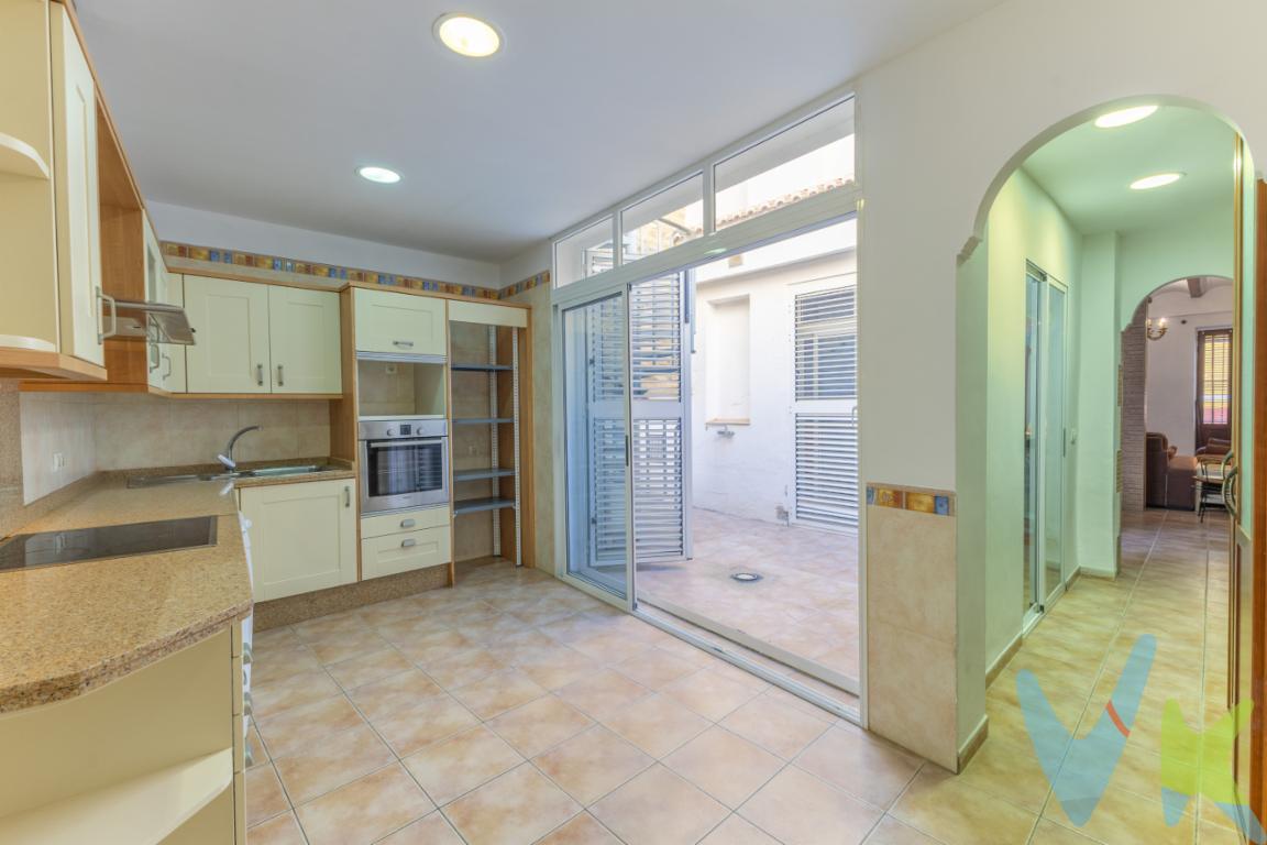 ¿Buscas una vivienda con carácter, totalmente reformada y lista para entrar a vivir? Esta preciosa casa de dos alturas ubicada en el centro histórico de Sagunto, a un paso de la emblemática Plaza El Pi, te enamorará por su estilo, comodidad y ubicación.🏡 Características principales:Totalmente reformada y lista para entrar a vivir2 terrazas independientes, ideales para disfrutar del sol, hacer barbacoas o relajarte al aire libreCocina y salón reformados2 baños completos4 amplios dormitoriosVivienda independiente en dos plantasUna casa con encanto, ideal tanto como residencia habitual como inversión para alquiler turístico o vacacional, en una de las zonas con más historia y vida de Sagunto.📍 Ubicación inmejorable, en pleno centro del pueblo, rodeada de todos los servicios, comercios y con fácil acceso a transporte.¡No dejes pasar esta oportunidad! Contáctanos y agenda tu visita.