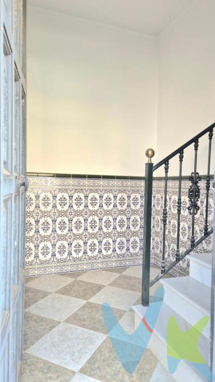 Esta encantadora casa adosada de dos plantas combina amplitud, luz y tranquilidad en un entorno ideal para disfrutar de la vida con calma. Situada en una calle muy tranquila, ofrece una sensación de hogar desde el primer momento.

Cuenta con cuatro dormitorios espaciosos y luminosos, perfectos para el descanso y la vida familiar, además de dos cuartos de baño completos que aportan comodidad y funcionalidad. La cocina, amplia y práctica, se abre a un bonito patio interior, un espacio acogedor que invita a relajarse, disfrutar de comidas al aire libre o compartir buenos momentos. Desde este patio se accede directamente a la azotea, un espacio espectacular y soleado, ideal para crear una zona chill-out, disfrutar de reuniones con amigos o simplemente contemplar las puestas de sol.

La vivienda también dispone de un balcón y de dos patios, que llenan cada rincón de luz y ventilación natural, aportando una sensación de frescura y bienestar.

A nivel de calle se encuentra el amplio garaje de 121 m², con su propio aseo, un espacio versátil que ofrece múltiples posibilidades: puede convertirse fácilmente en un taller, un estudio, una zona de ocio o incluso en una vivienda independiente.

Cada detalle de esta casa está pensado para disfrutar del confort, la luz y la tranquilidad. Es un hogar lleno de vida, listo para adaptarse a tus sueños.

Informamos que el precio de venta no incluye: Honorarios de la agencia inmobiliaria,
impuestos (el Impuesto de Transmisiones Patrimoniales, IVA o AJD, en su caso),
otros gastos de la compraventa (gastos de registro de la Propiedad, Notaría, gestión
ni de posible financiación).
Documento D. I. A. a disposición del consumidor según Decreto 218/2005 Junta de
Andalucía.