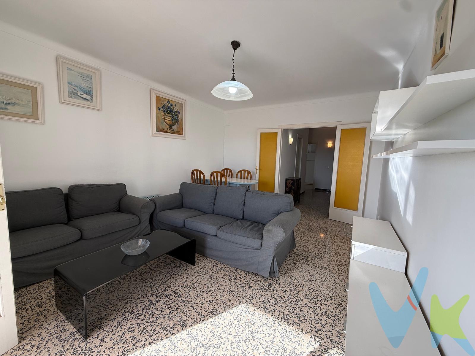 En el encantador pueblo costero de S’Estanyol , Mallorca, encontramos este amplio piso situado en una segunda planta, en una ubicación privilegiada y a pocos minutos del mar. La vivienda cuenta con una distribución cómoda y funcional y dispone de tres habitaciones amplias, un baño completo, cocina independiente y un agradable balcón con vistas despejadas, perfecto para disfrutar de la luz natural y de la tranquilidad del entorno. Además, dispone de un balcón interior donde se encuentra la coladuría, ofreciendo un espacio práctico y separado para las tareas del día a día. La vivienda cuenta también con aire acondicionado en toda la casa, proporcionando confort durante todo el año. Aunque puede beneficiarse de una pequeña modernización para adaptarla a un estilo más actual, se encuentra bien conservada y ofrece una magnífica base para crear un hogar cómodo y personal. Su ubicación permite disfrutar del auténtico ambiente de este pueblo marinero, con el Club Náutico y el mar a pocos minutos, además de servicios y comercios cercanos. Una vivienda con muchas posibilidades, ideal tanto como residencia habitual como para quienes buscan disfrutar de Mallorca cerca del mar. El precio de venta indicado no incluye el Impuesto de Transmisiones Patrimoniales (ITP), que será orientativamente entre un 8% y un 13%, (en función del precio del inmueble), ni los gastos notariales y registrales, estimados orientativamente en un 2 % del valor de la compraventa, los cuales deberán ser abonados por la parte compradora al firmar la correspondiente escritura pública. El importe de los impuestos se calcula sobre el precio final que conste en la escritura pública y puede variar en función de la normativa aplicable, así como de las subvenciones, ayudas, edad y demás circunstancias personales del contribuyente. Los honorarios de la agencia inmobiliaria serán asumidos íntegramente por la parte vendedora, no suponiendo coste alguno para la parte compradora.