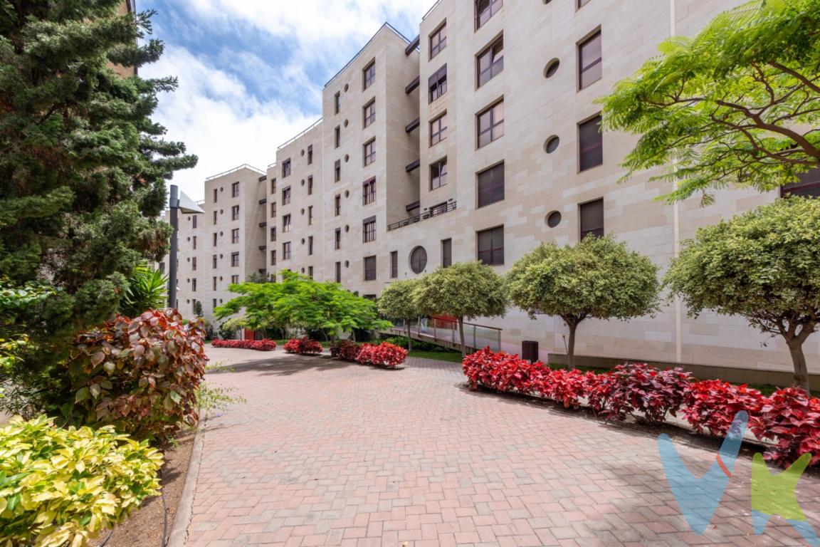 ¡¡REVISION DE PRECIO!!. Piso de 104 m² útiles situado en Siete Palmas, una de las zonas más demandadas de Las Palmas de Gran Canaria. La vivienda se encuentra en buen estado de conservación y lista para entrar a vivir. Dispone de tres dormitorios (uno doble y dos individuales), dos baños completos y una distribución funcional que ofrece comodidad tanto para familias como para quienes necesitan un espacio de trabajo en casa. Al ser una vivienda exterior, disfruta de abundante luz natural durante gran parte del día. Incluye plaza de garaje y trastero, con la posibilidad de adquirir una segunda plaza de garaje. Su ubicación permite acceder fácilmente a supermercados, centros comerciales, colegios, hospitales, instalaciones deportivas y transporte público. Además, la Playa de Las Canteras se encuentra a aproximadamente 10minutos. Una vivienda amplia, cómoda y bien comunicada, perfecta para quienes buscan calidad de vida en una de las mejores zonas de la ciudad. Entre sus características destacadas encontramos trastero y aparcamiento incluído,con posibilidads de adquirir una segunda plazade garaje. La propiedad esta bien ubicada: rodeado por todos los servicios esenciales como supermercados, farmacias e incluso hospitales cercanos., así como excelentes conexiones mediante transporte público hacia otras partes estratégicas la ciudad. Una oportunidad única tanto para residencia habitual como para inversor debido a su ubicacion.