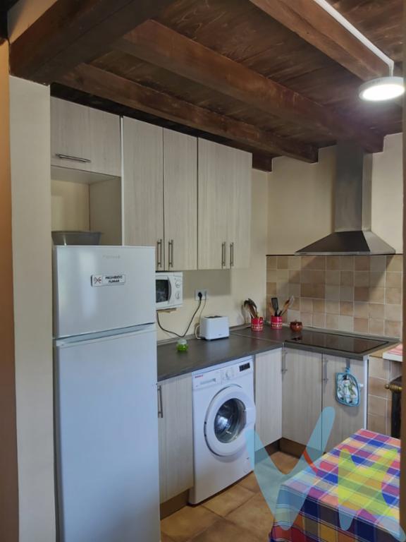 Se vende casa pareada en la localidad de Faedo (Quiros), pequeña localidad ubicada a solo 2,5 kilómetros de Barzana, capital del municipio de Quiros. El municipio forma parte del Parque Natural de Las Ubiñas  La Mesa, declarado Reserva de la Biosfera en el año 2011 por la Unesco siendo meca de escaladores y pionero del turismo rural en Asturias.NO VISITABLE HASTA EL MES DE SEPTIEMBRE.La vivienda, pareada a otra construccion por su medianera izquierda, consta de dos plantas con una superficie de 37 metros cuadrados por planta; la planta baja está compuesta por cocina, salón, baño y trastero y la planta primera está compuesta por tres habitaciones.La vivienda fue restaurada el año 2020, está en perfecto estado y se vende amueblada, está dada de alta como vivienda turística en el Principado de Asturias con la referencia VV.2264.AS. Se encuentra en la ladera orientada al oeste de la sierra de la Sobia y con impresionantes vistas al valle del Rio Quiros y al cordal del Aramo.La construccion está dentro de una parcela de 1.700 metros, toda cerrada en su perímetro.Adosada a la construccion se está reformando un almacen para destinarlo a garaje y zona de almacen, se entregará con la obra finalizada al futuro comprador.A mayores junto con la vivienda se vende una participación de un 18% en una finca destinada a castañar de 53.528 metros cuadrados y otra participación de un 24,56% de otro castañar de 20.669 metros cuadrados situados aproximadamente a tan solo 400 metros de la vivienda para aprovechamiento forestal o maderero.Si buscas una segunda residencia o buscas una vivienda vacacional con una rentabilidad alta por la elevada demanda de alquiler turistico de la zona esta es tu oportunidad, llámanos, aclararemos todas tus dudas y concertaremos una visita.Nota: Debido al hecho de estar alquilada durante los meses de julio y de agosto las visitas para conocer la vivienda no las podemos realizar hasta la primera semana del mes de septiembre.No están incluidos los gastos de notaría, registro de la propiedad ni impuesto de transmisiones patrimoniales.