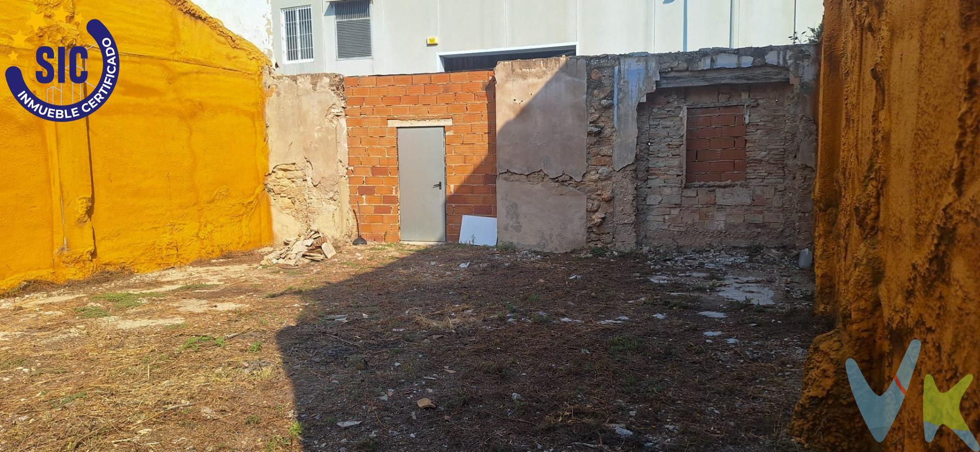 ¡Magnífica oportunidad para construir tu futuro en Gandía!.  Parcela urbana de 106 m², situada en una zona muy tranquila, a solo 10 minutos del centro y con todos los servicios a tu alcance.  Lo mejor de este terreno:. ●	Suelo urbano listo para edificar. ●	Acceso cómodo desde la carretera de Alacant. ●	Supermercados y servicios cercanos. ●	Entorno residencial tranquilo. ●	Espectaculares vistas a las montañas del Mondúber. Disfruta de la tranquilidad de la naturaleza sin renunciar a la comodidad de vivir junto a la ciudad. Una parcela ideal para crear la casa de tus sueños o realizar una inversión segura. VENTA:. PVP 60.000€.  Gastos e impuestos no incluidos en el precio. La compra conlleva impuestos y gastos de formalización para el comprador. A título orientativo se informa que en segundas transmisiones el  ITP  con carácter general en  Valencia  es del  10%, pudiendo existir otros tipos impositivos atendiendo a  las circunstancias  personales del comprador u otras circunstancias previstas legalmente. Base imponible del impuesto el mayor valor entre el precio de compraventa, la tasación o el valor de referencia catastral. En cuanto a los gastos de  notaría y registro, en su caso,  suelen oscilar aprox; entre 1,5% y 2,5% (aranceles variables según precio, n.º de copias y complejidad). El comprador elige notario. Si el comprador precisase de  hipoteca: tasación, condiciones y costes bancarios serán según entidad elegida por el comprador, así como los gastos de gestoría, y cualesquiera otros gastos inherentes a la formalización de la compraventa que legalmente correspondan a la parte compradora, salvo pacto expreso en contrario con el vendedor. El consumidor tiene,  conforme a la normativa vigente, a su disposición información y documentación adicional relativa al inmueble y condiciones de la compraventa, que podrá ser consultada en C/Joaquín Costa 4, bajo 46005 Valencia o urbe2@remax.es. Honorarios de mediación inmobiliaria a cargo del  COMPRADOR: (3000€ del precio final de venta más IVA (21%), salvo otro pacto.); y  de VENDEDOR (según acuerdo con el mismo). . Se informa al consumidor que la agencia actúa como intermediaria inmobiliaria en la operación, estando cualquier eventual compraventa y sus condiciones sujeta a la aceptación expresa del propietario-vendedor y a la posterior formalización del correspondiente contrato.