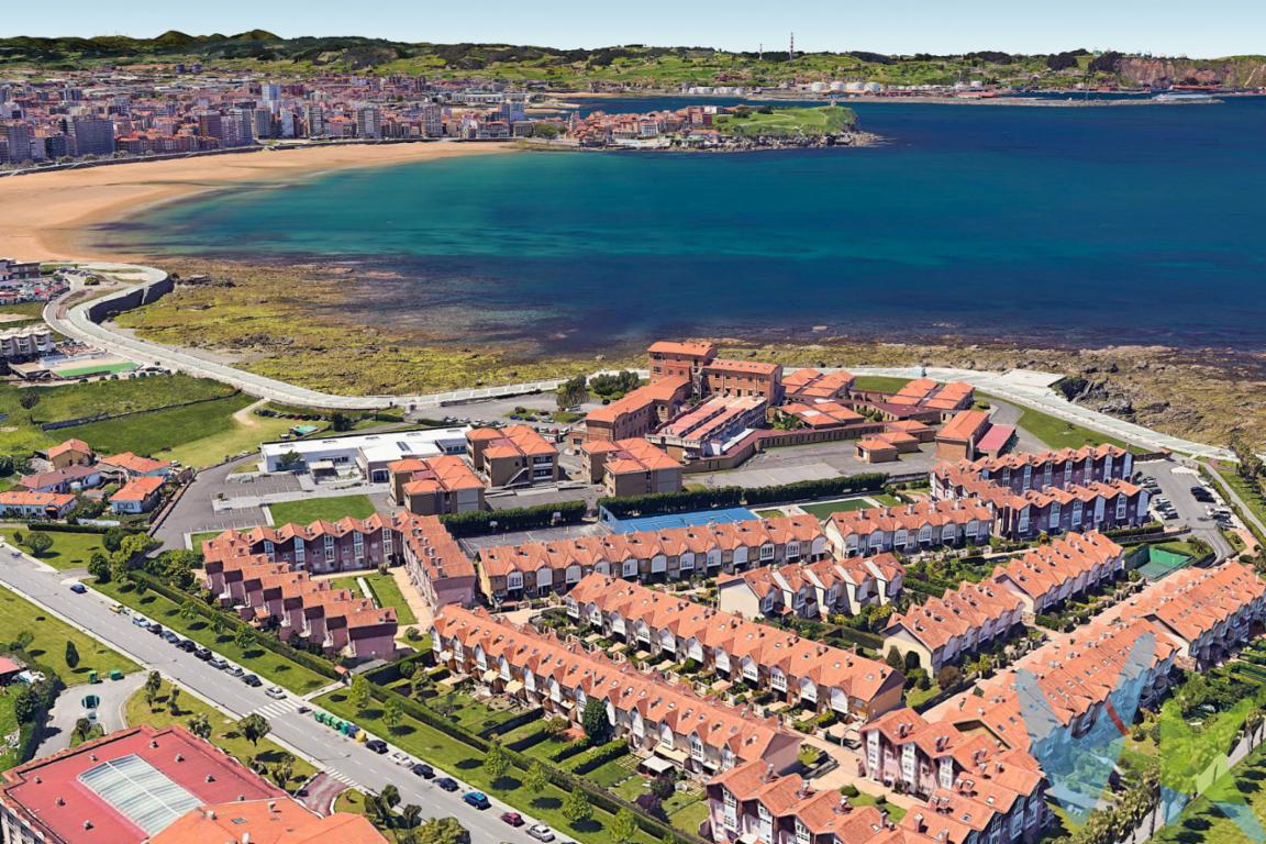 El lujo de vivir enfrente de la Playa y caminando llegar al Centro de Gijón y a la vez disfrutar de una CasaEsta es la  estupenda oportunidad que hoy ponemos a la Venta con este coqueto Chalet en la Urbanización El Rinconin Está en perfecto estado y consta de tres plantas distribuidas en Planta Baja  cocina y salón con salida a la terraza y al jardín. Primera planta tiene dos amplios dormitorios con armarios  y baño. Planta Bajocubierta  con una amplia habitación  con un gran armario y cuarto de baño. En la Planta Sótano con acceso a la Parcela  tenemos un amplio salón con Chimenea , zona de lavandería, y salida directa a las 2 plazas de garaje a pie de puerta. Dentro de la urbanización tenemos dos piscinas con jardín para disfrutar de ellas al sol, cancha de tenis, otra de paddel y zona infantil. Todo ello en una urbanización con salida a la playa. No dude en llamarnos que estaremos encantados de enseñarteloEn el precio publicitado no está incluido el Impuesto de Transmisiones Patrimoniales, ni los gastos de Notaria y Registro.