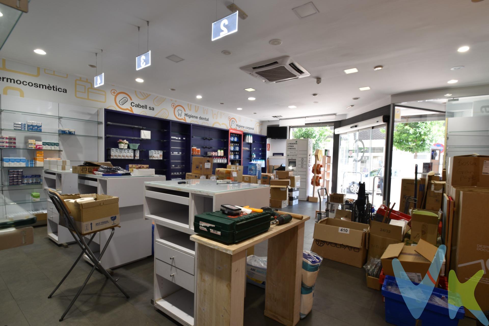 ¡Atención inversores y emprendedores! Ponemos a la venta un local comercial de 153m² construidos (123m² en planta principal + 30m² de almacén subterráneo) con una ubicación muy buena y un precio increíblemente competitivo. La planta principal con acceso a la calle comprende una amplia sala de atención al cliente, espacio de laboratorio o zona de trabajo especializado,  despacho privado, baño completo con plato de ducha y almacén adicional. La planta subterránea es un almacén de 30m² para stock o archivo. Gran fachada con puerta y escaparate de cristal de alta visibilidad, protegidos por una robusta persiana metálica motorizada. Anteriormente operó como farmacia durante años, por lo que el espacio está totalmente preparado para entrar a trabajar o para alquilar de inmediato. Con salida de humos y aire acondicionado. El local ofrece una distribución muy funcional, ideal para cualquier tipo de negocio u oficina. ¿Por Qué Invertir Aquí? Esta es una oportunidad que no se repetirá: excelente ubicación, gran visibilidad, distribución versátil y un precio que marca la diferencia. Ideal para negocios de salud, oficinas, clínicas, tiendas especializadas o como una inversión segura para alquiler. ¡No deje pasar esta ocasión de oro!. El precio no incluye impuestos (ITP, IVA y AJD), ni los gastos de notario ni los de registro. 